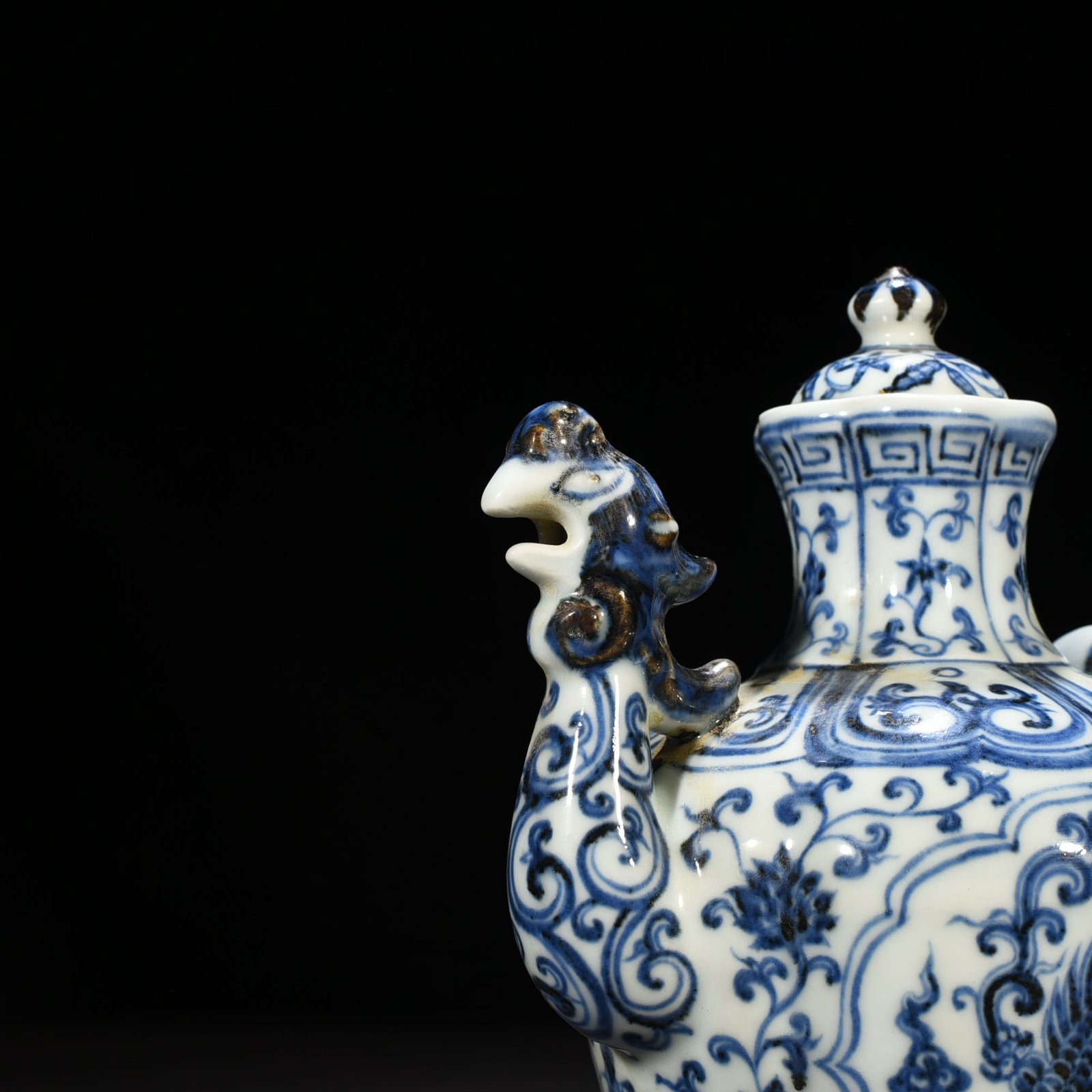 Ming Dynasty Xuande blue and white melon and phoenix pattern phoenix head holding pot