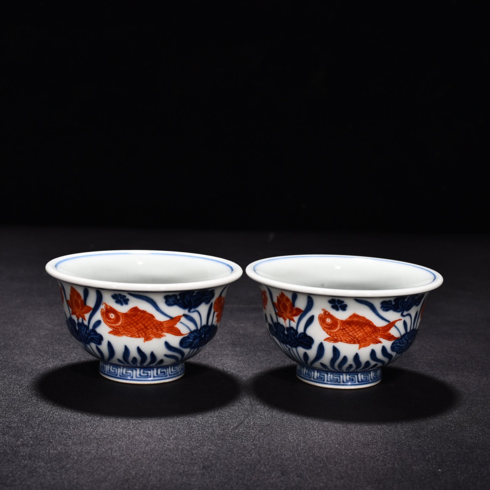 Ming Dynasty Xuande blue and white alum red fish and algae pattern pressed hand cup