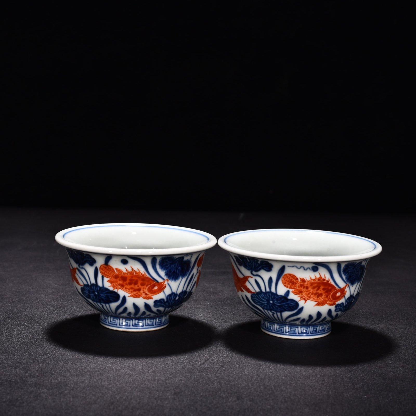 Ming Dynasty Xuande blue and white alum red fish and algae pattern pressed hand cup