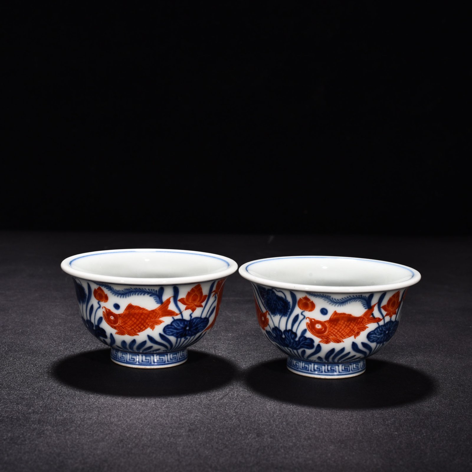 Ming Dynasty Xuande blue and white alum red fish and algae pattern pressed hand cup