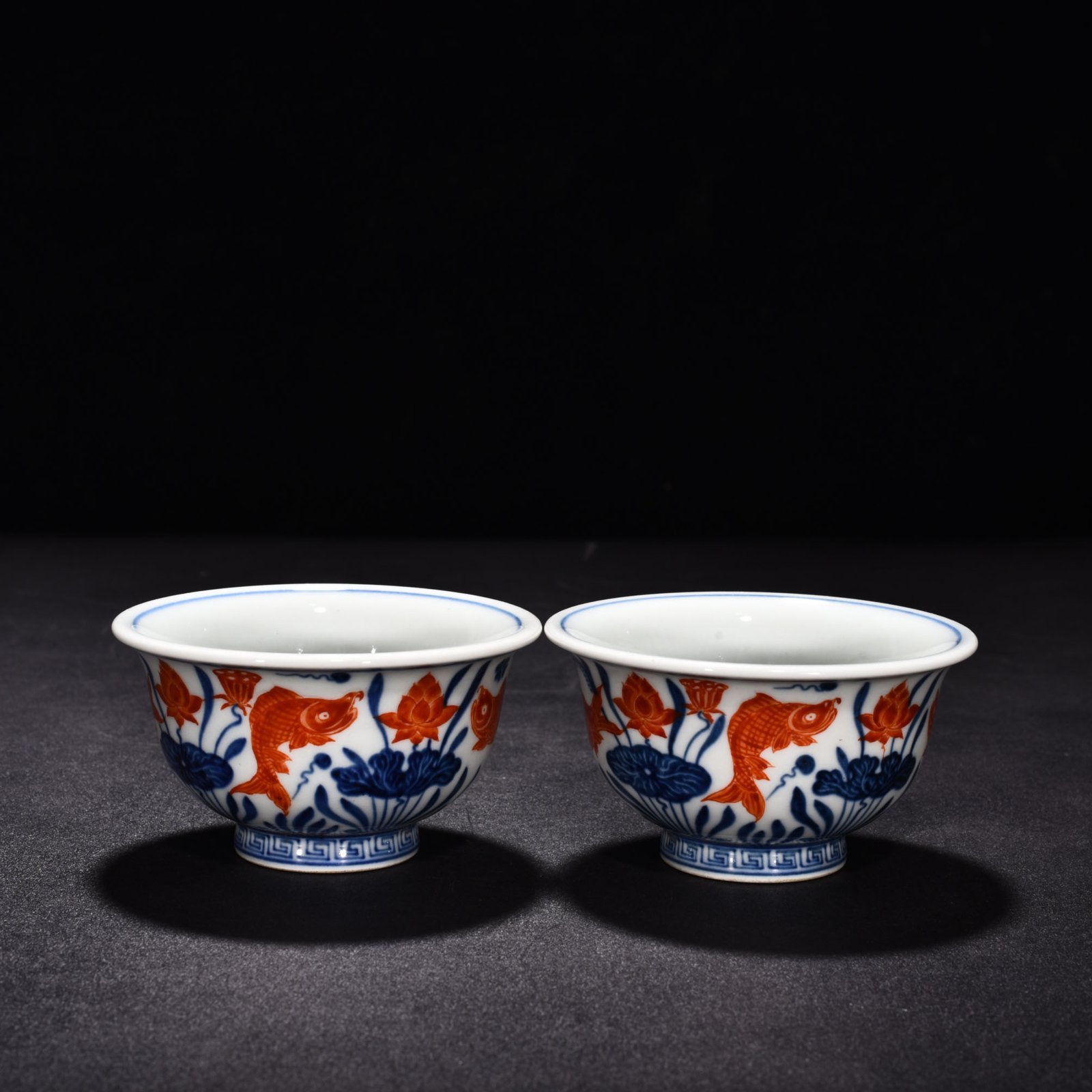 Ming Dynasty Xuande blue and white alum red fish and algae pattern pressed hand cup