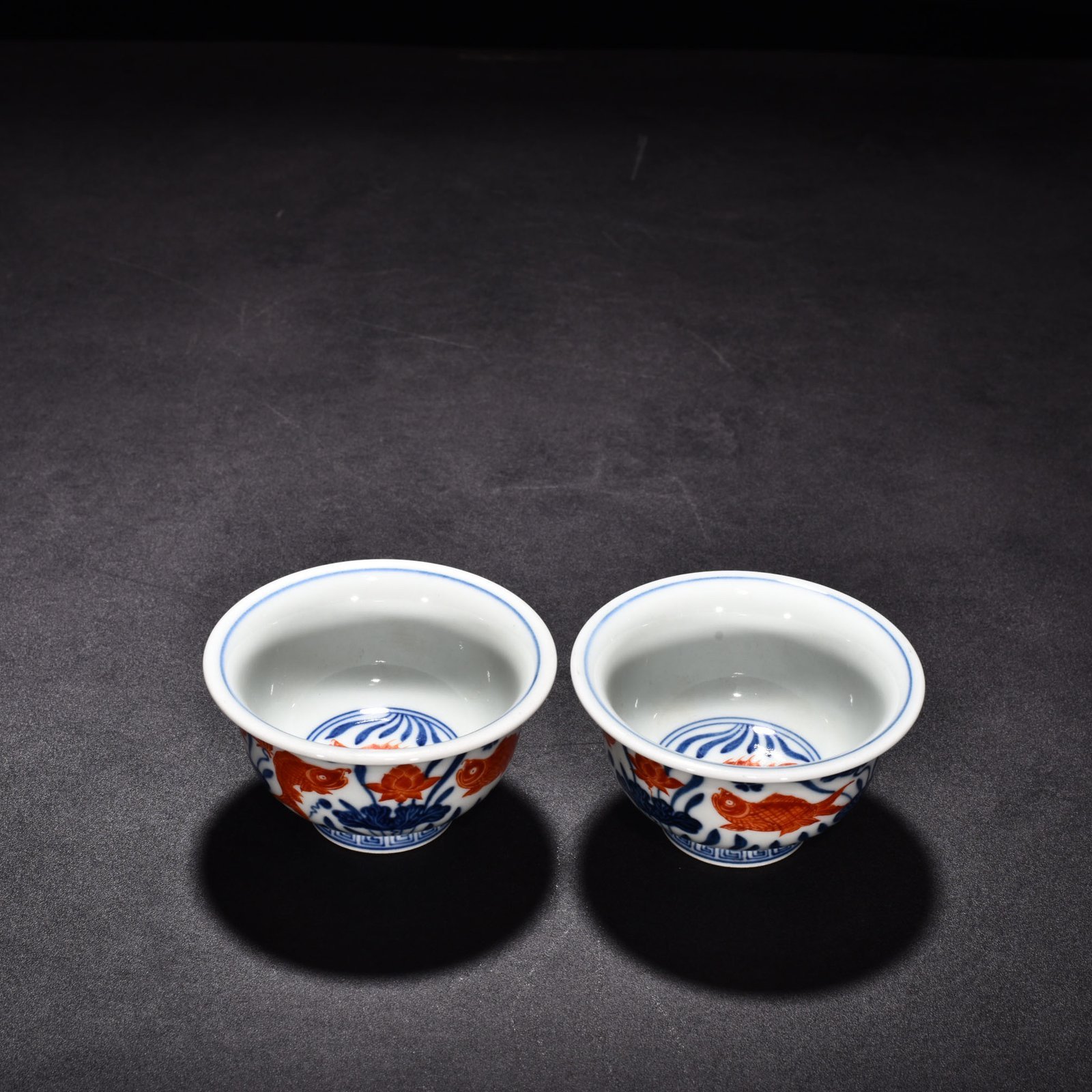 Ming Dynasty Xuande blue and white alum red fish and algae pattern pressed hand cup