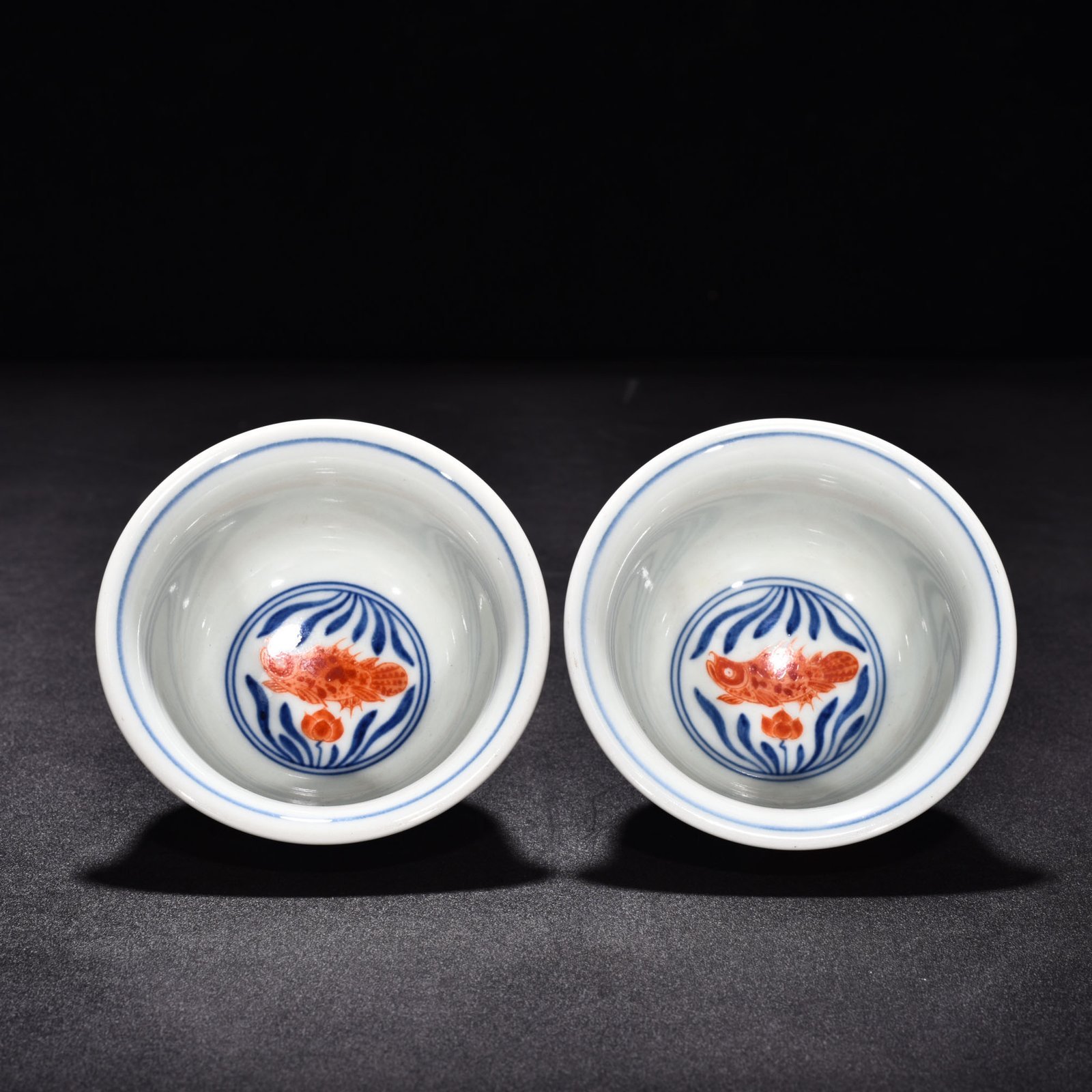 Ming Dynasty Xuande blue and white alum red fish and algae pattern pressed hand cup