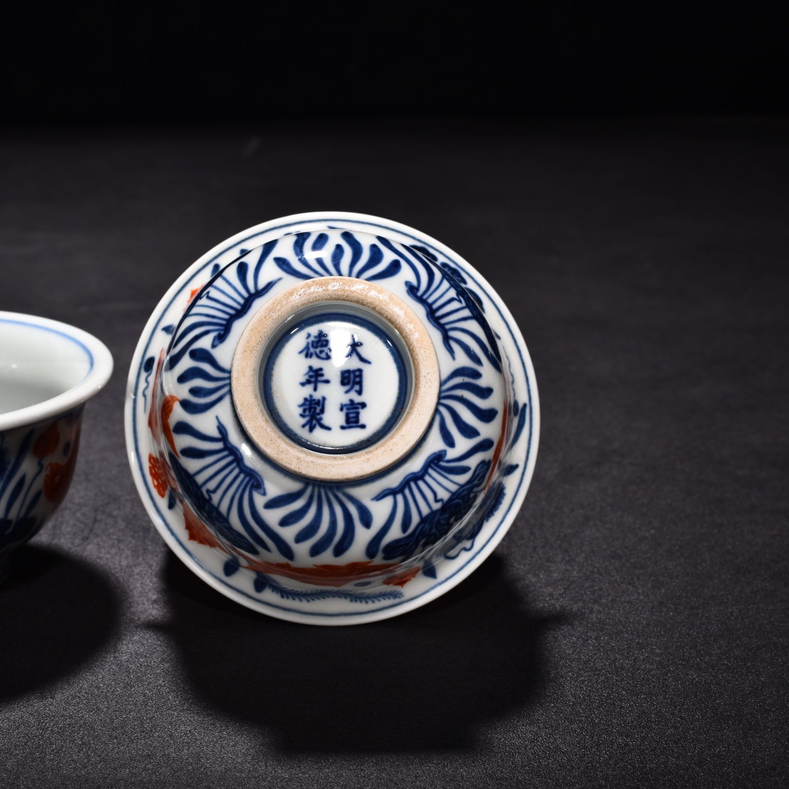 Ming Dynasty Xuande blue and white alum red fish and algae pattern pressed hand cup