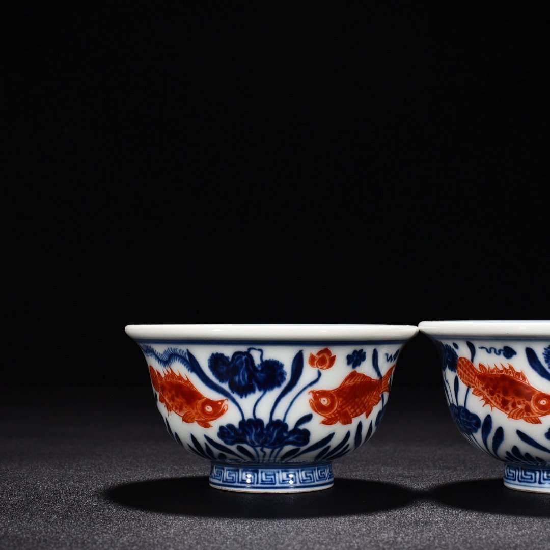Ming Dynasty Xuande blue and white alum red fish and algae pattern pressed hand cup