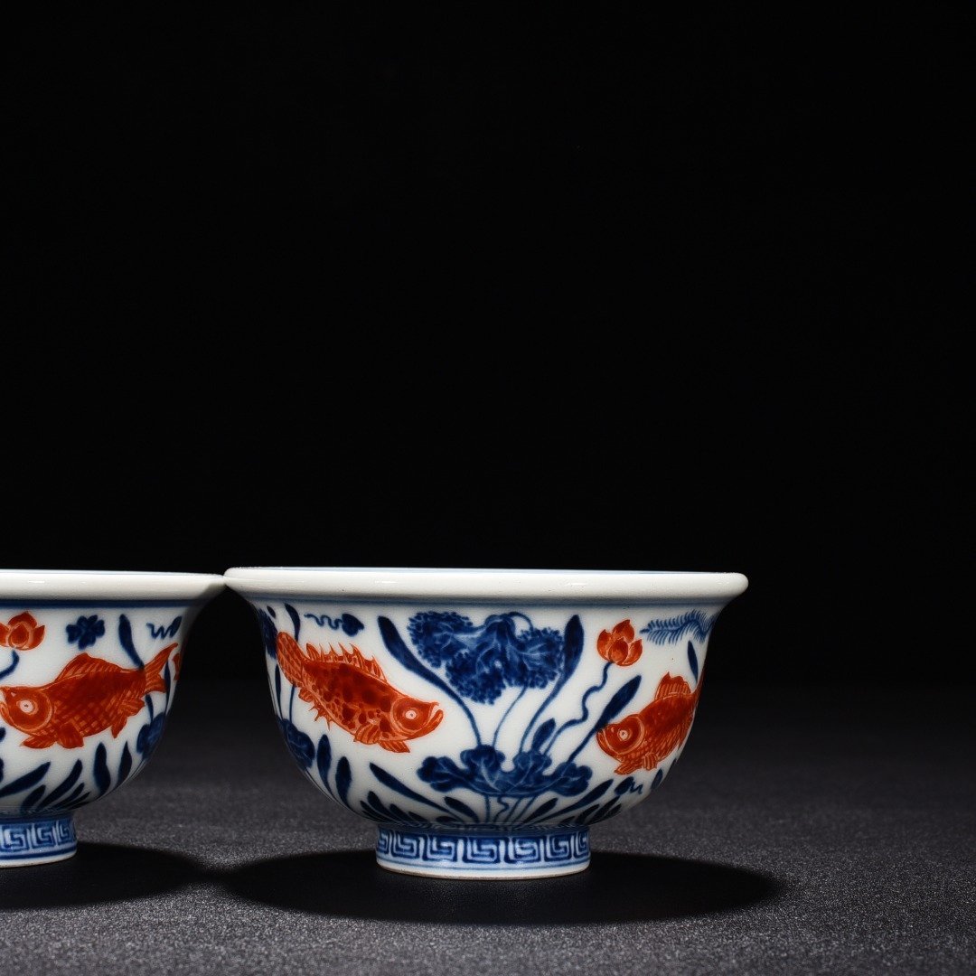 Ming Dynasty Xuande blue and white alum red fish and algae pattern pressed hand cup