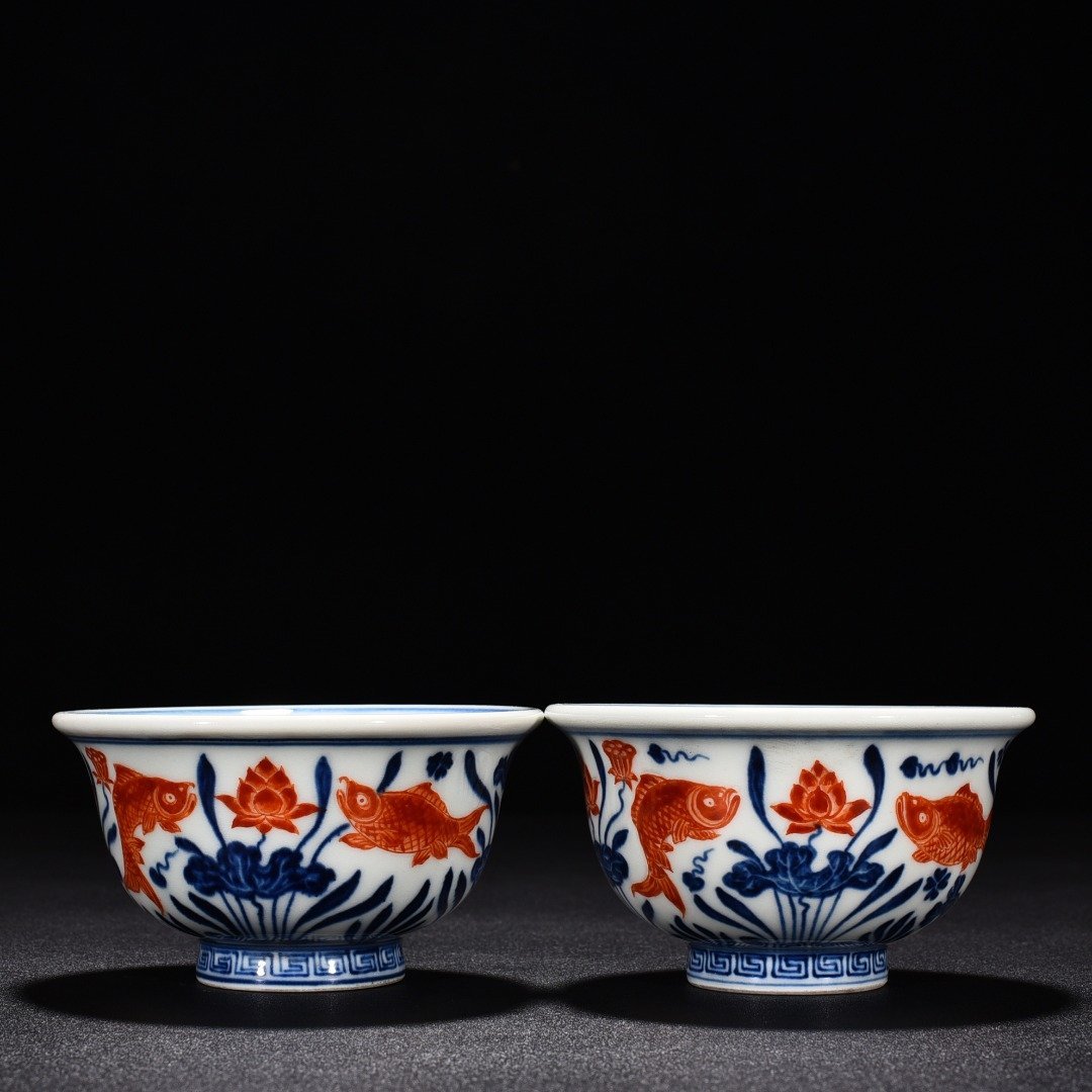Ming Dynasty Xuande blue and white alum red fish and algae pattern pressed hand cup