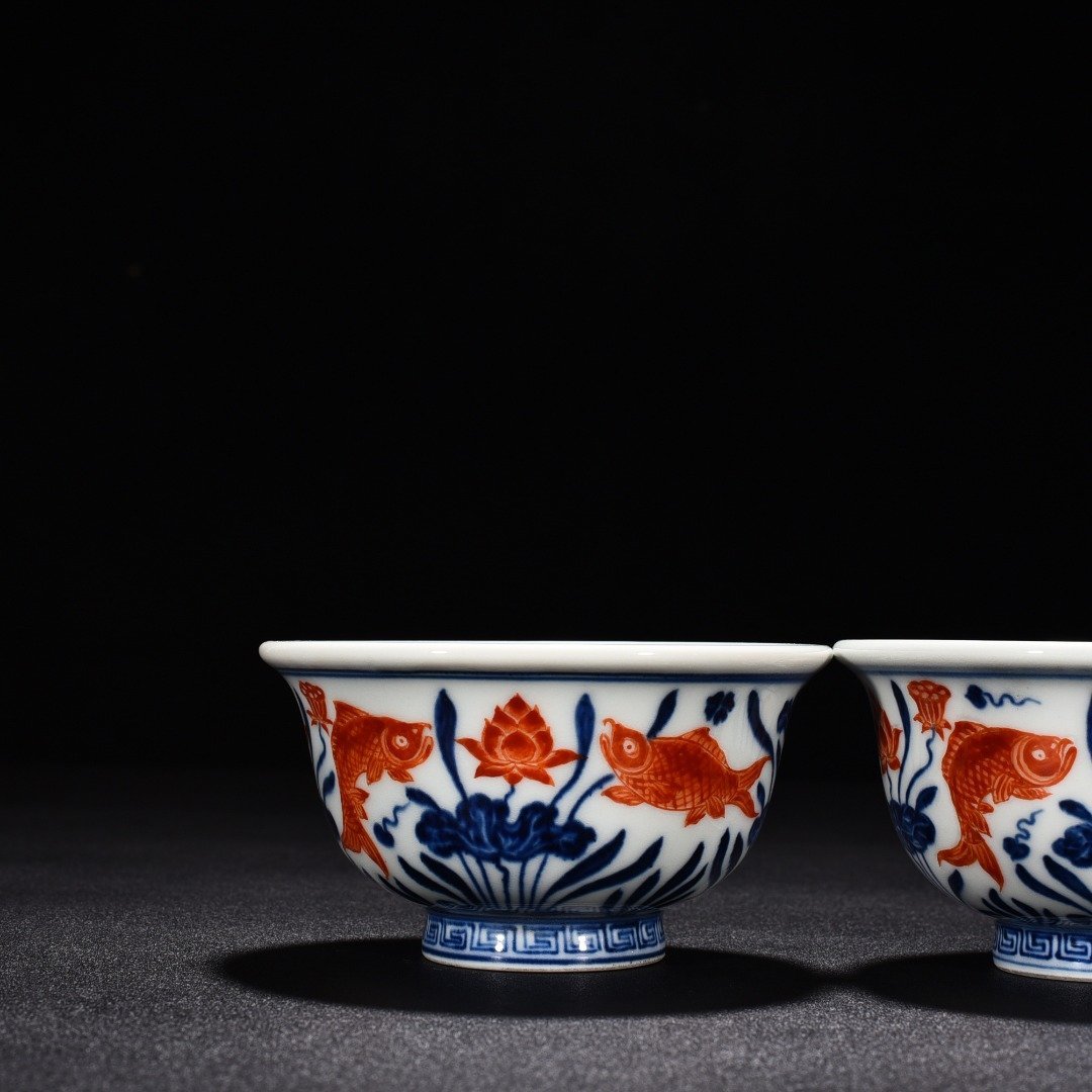 Ming Dynasty Xuande blue and white alum red fish and algae pattern pressed hand cup