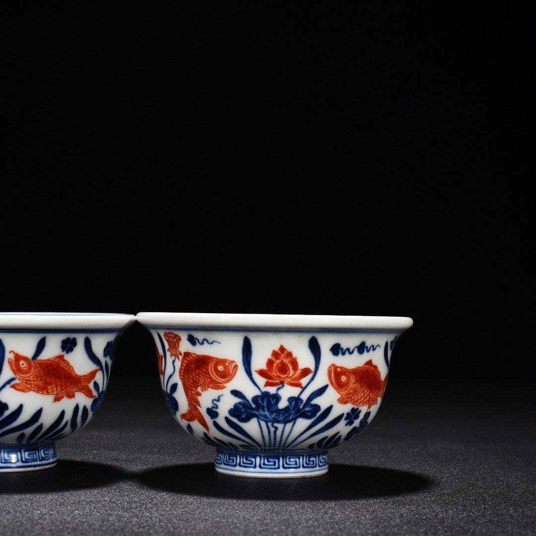 Ming Dynasty Xuande blue and white alum red fish and algae pattern pressed hand cup