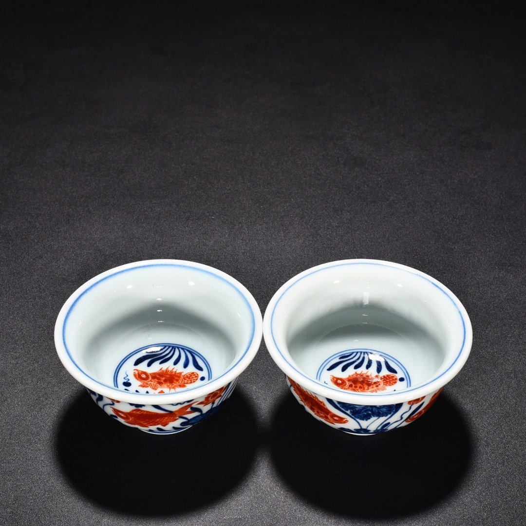 Ming Dynasty Xuande blue and white alum red fish and algae pattern pressed hand cup