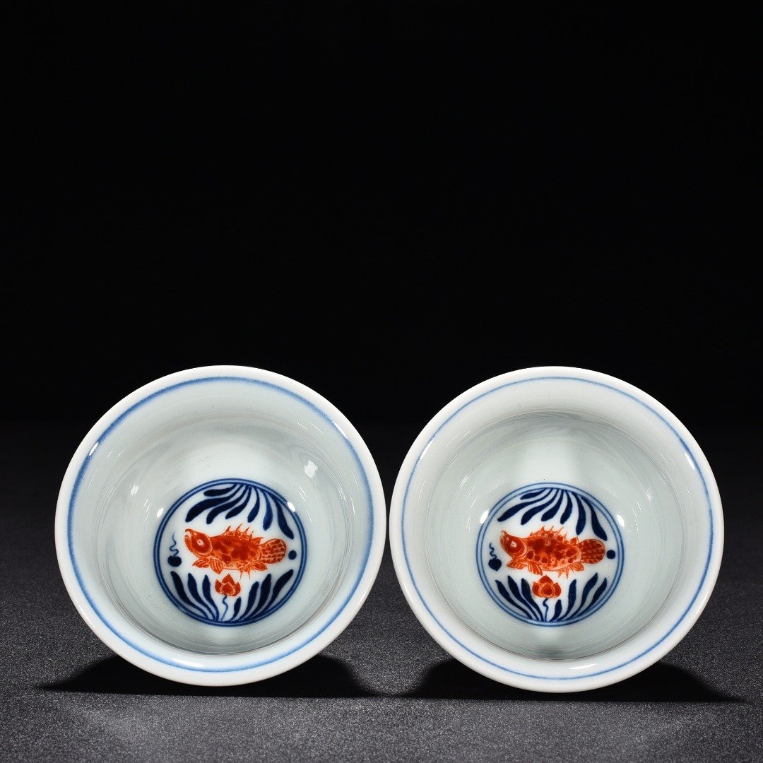Ming Dynasty Xuande blue and white alum red fish and algae pattern pressed hand cup