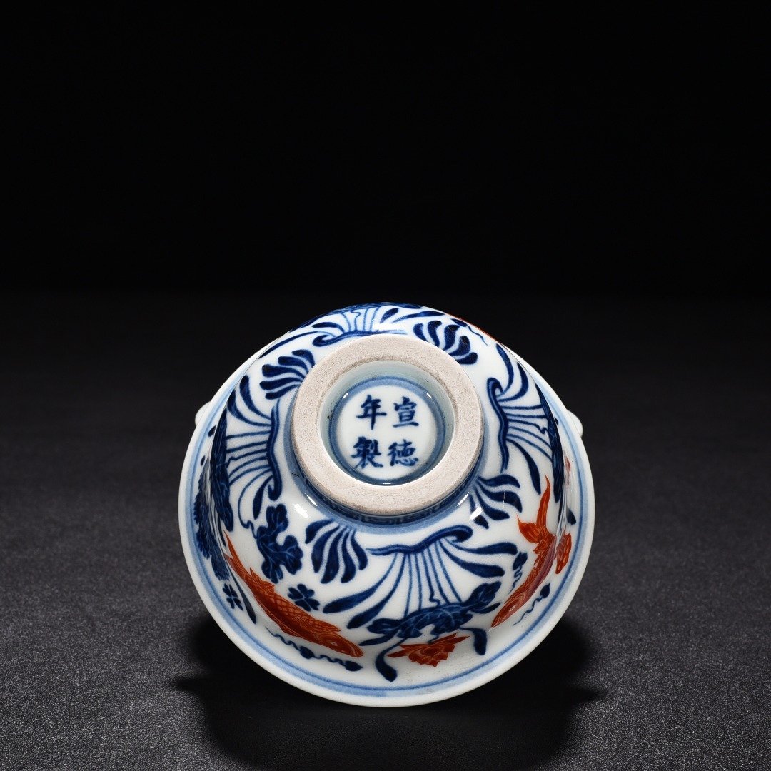 Ming Dynasty Xuande blue and white alum red fish and algae pattern pressed hand cup