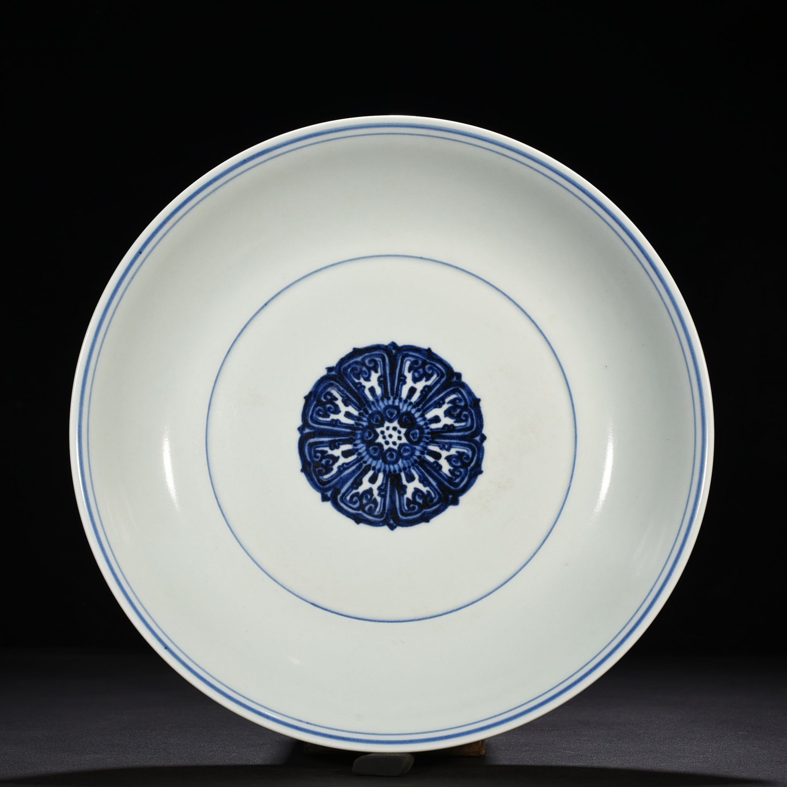 Ming Dynasty Xuande blue and white twig-wrapped magic weapon pattern lying foot plate