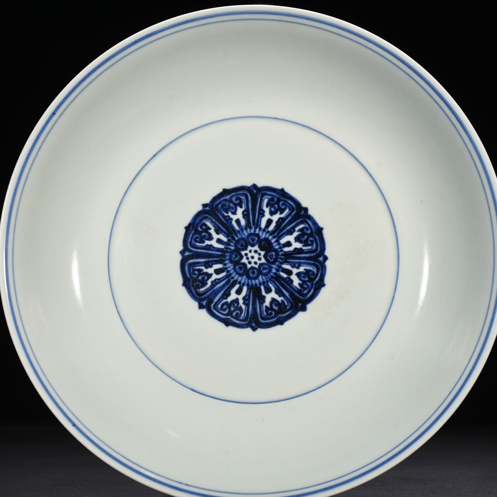 Ming Dynasty Xuande blue and white twig-wrapped magic weapon pattern lying foot plate