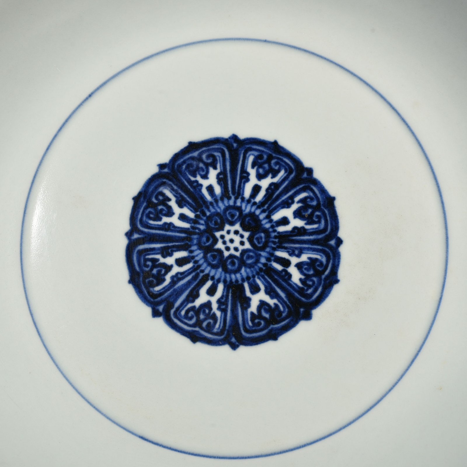 Ming Dynasty Xuande blue and white twig-wrapped magic weapon pattern lying foot plate