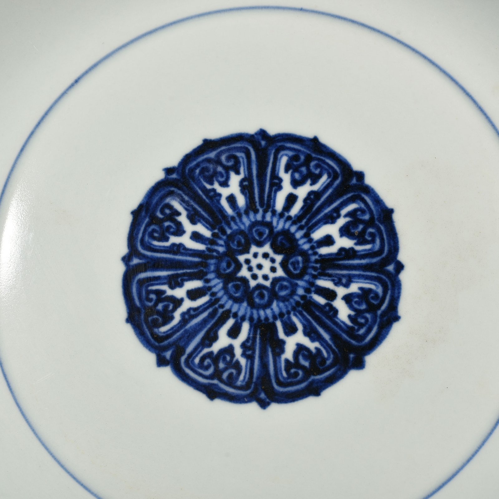 Ming Dynasty Xuande blue and white twig-wrapped magic weapon pattern lying foot plate
