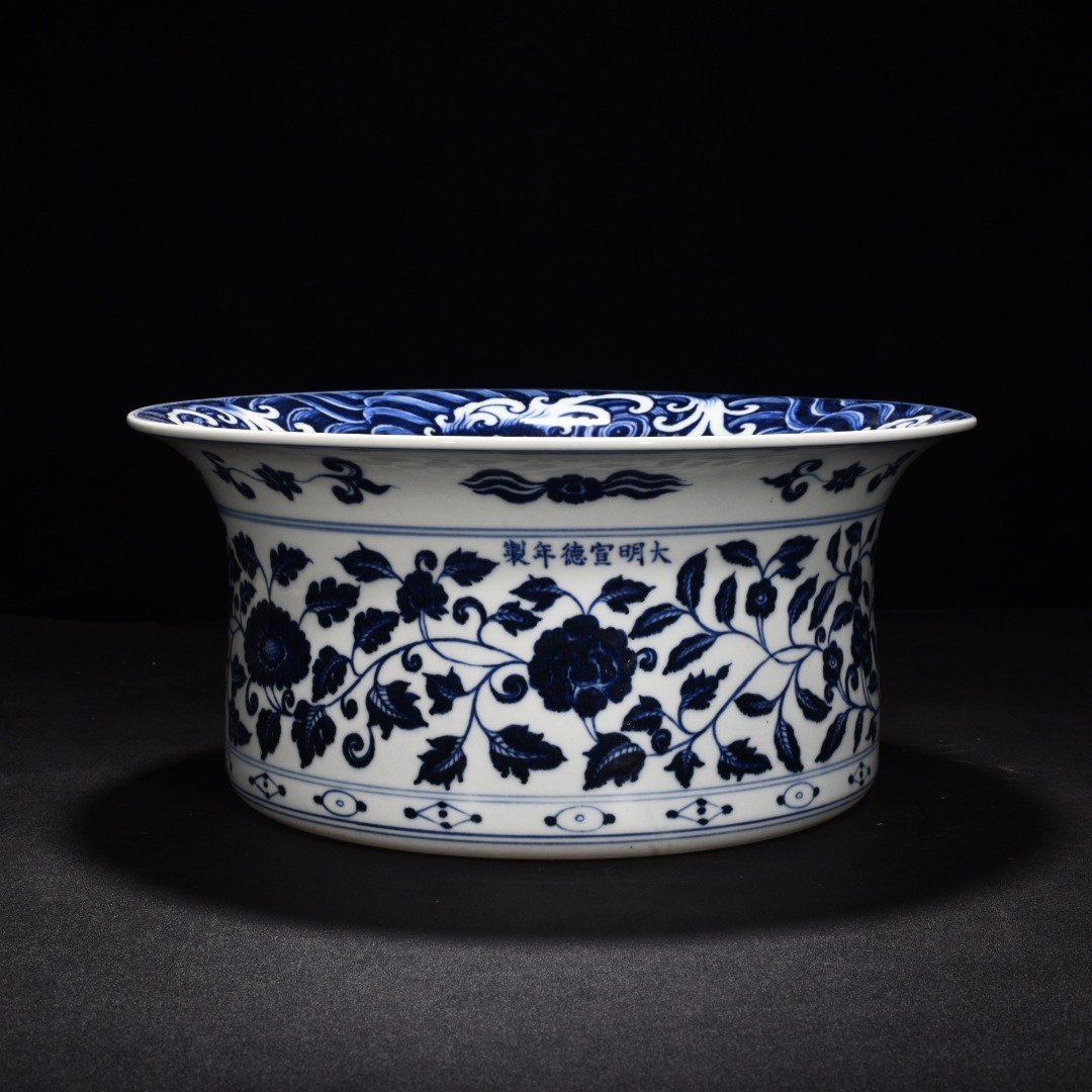 Ming Dynasty Xuande blue and white intertwining flowers seawater dragon pattern folded edge and wash