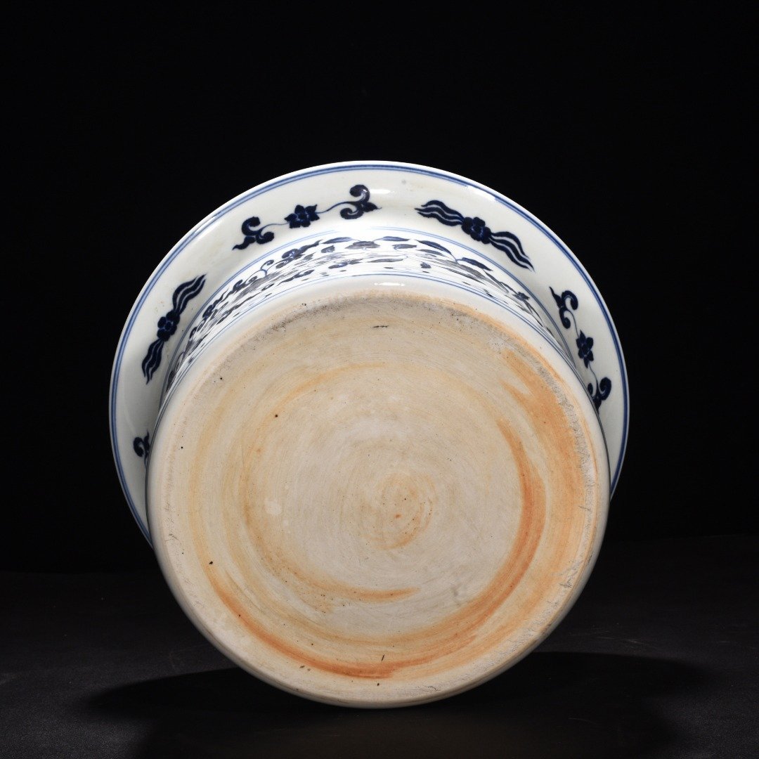 Ming Dynasty Xuande blue and white intertwining flowers seawater dragon pattern folded edge and wash