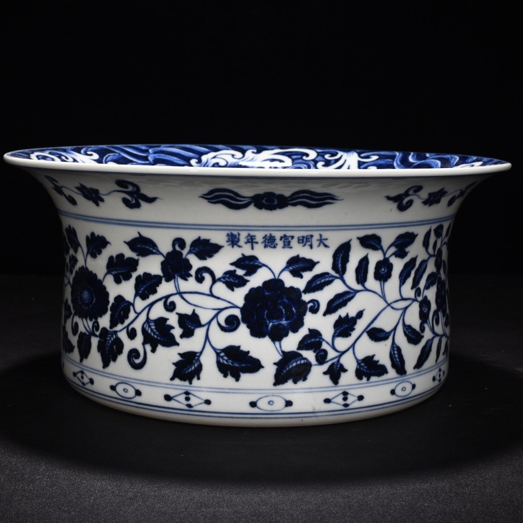 Ming Dynasty Xuande blue and white intertwining flowers seawater dragon pattern folded edge and wash