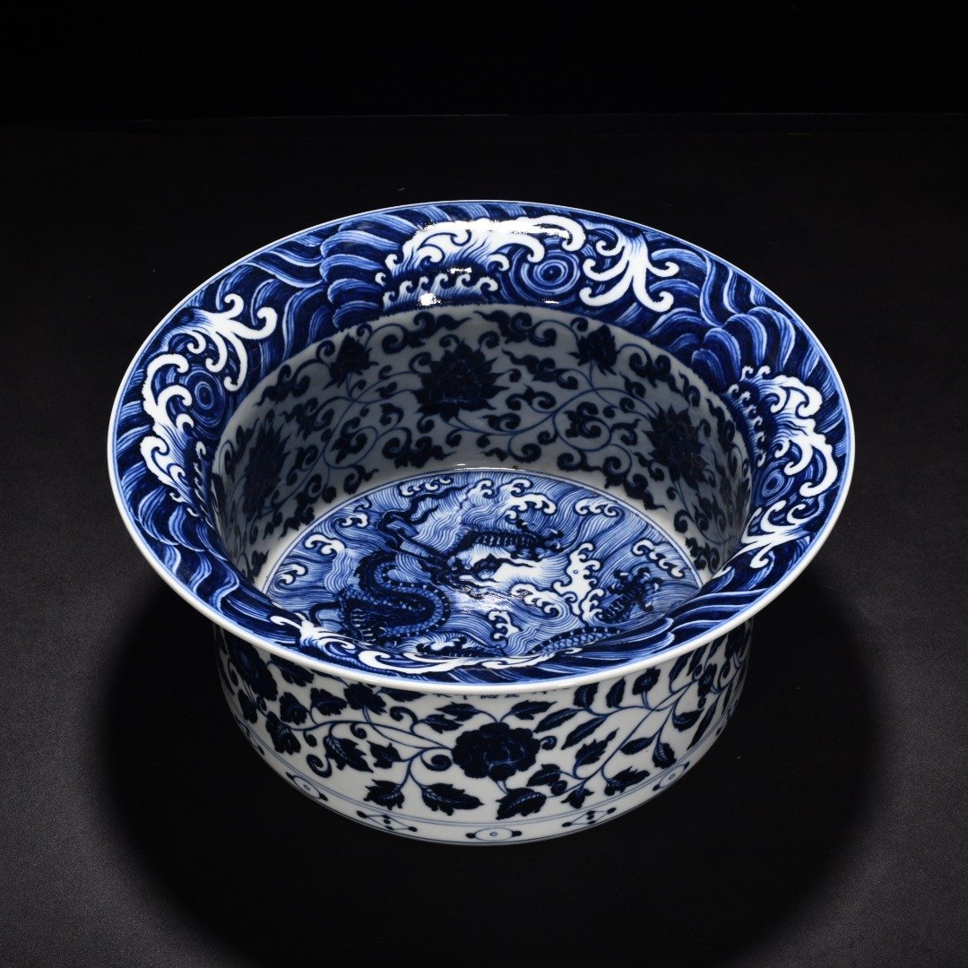 Ming Dynasty Xuande blue and white intertwining flowers seawater dragon pattern folded edge and wash