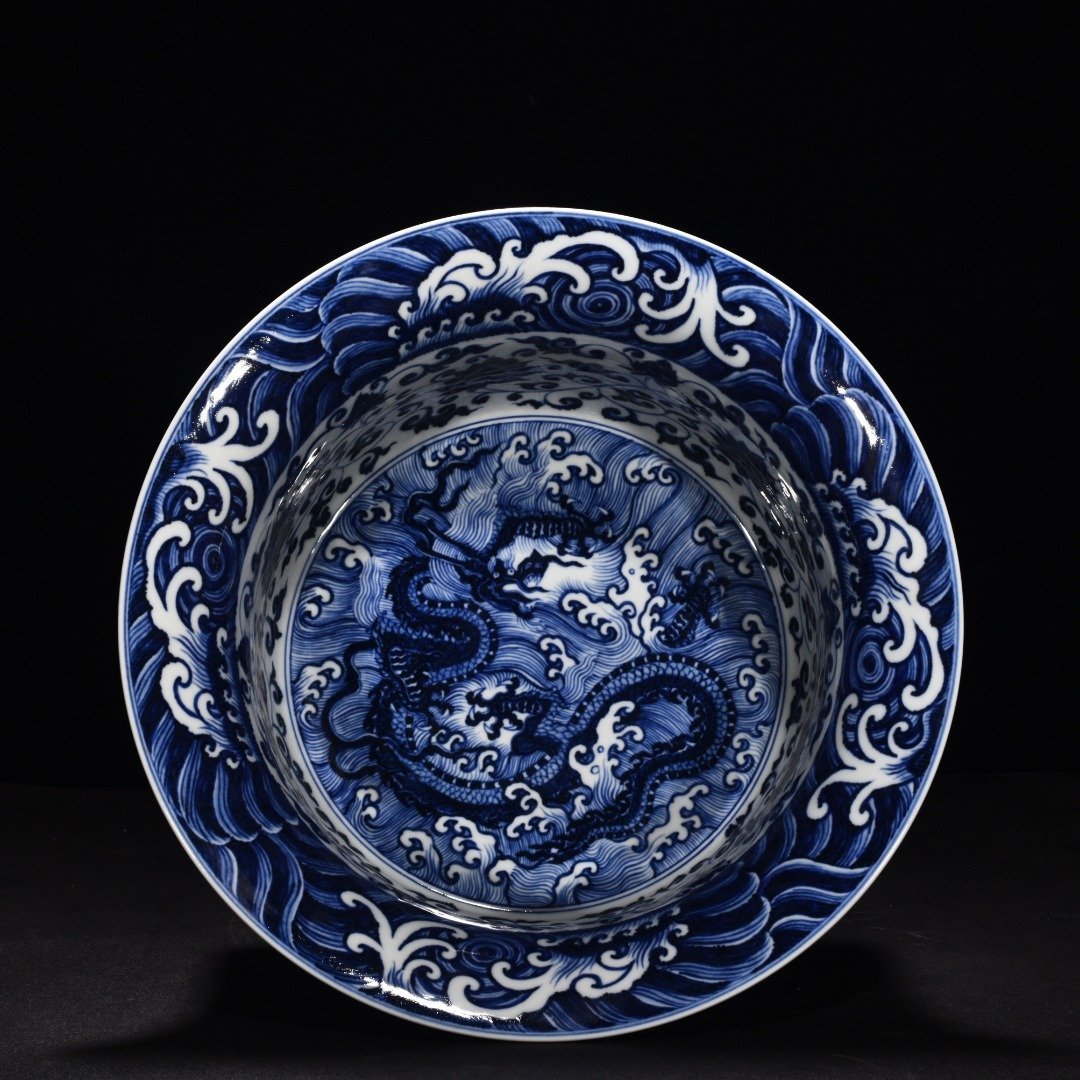 Ming Dynasty Xuande blue and white intertwining flowers seawater dragon pattern folded edge and wash