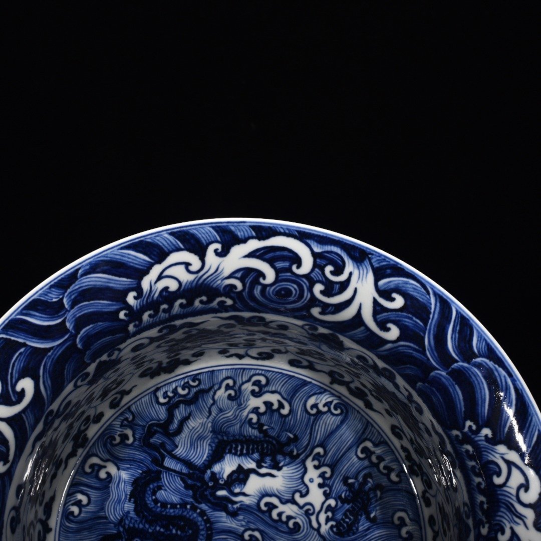 Ming Dynasty Xuande blue and white intertwining flowers seawater dragon pattern folded edge and wash