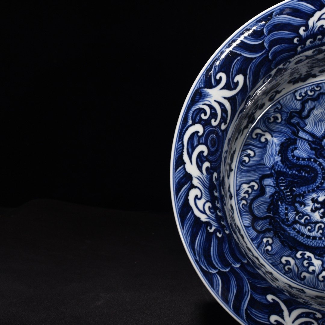 Ming Dynasty Xuande blue and white intertwining flowers seawater dragon pattern folded edge and wash