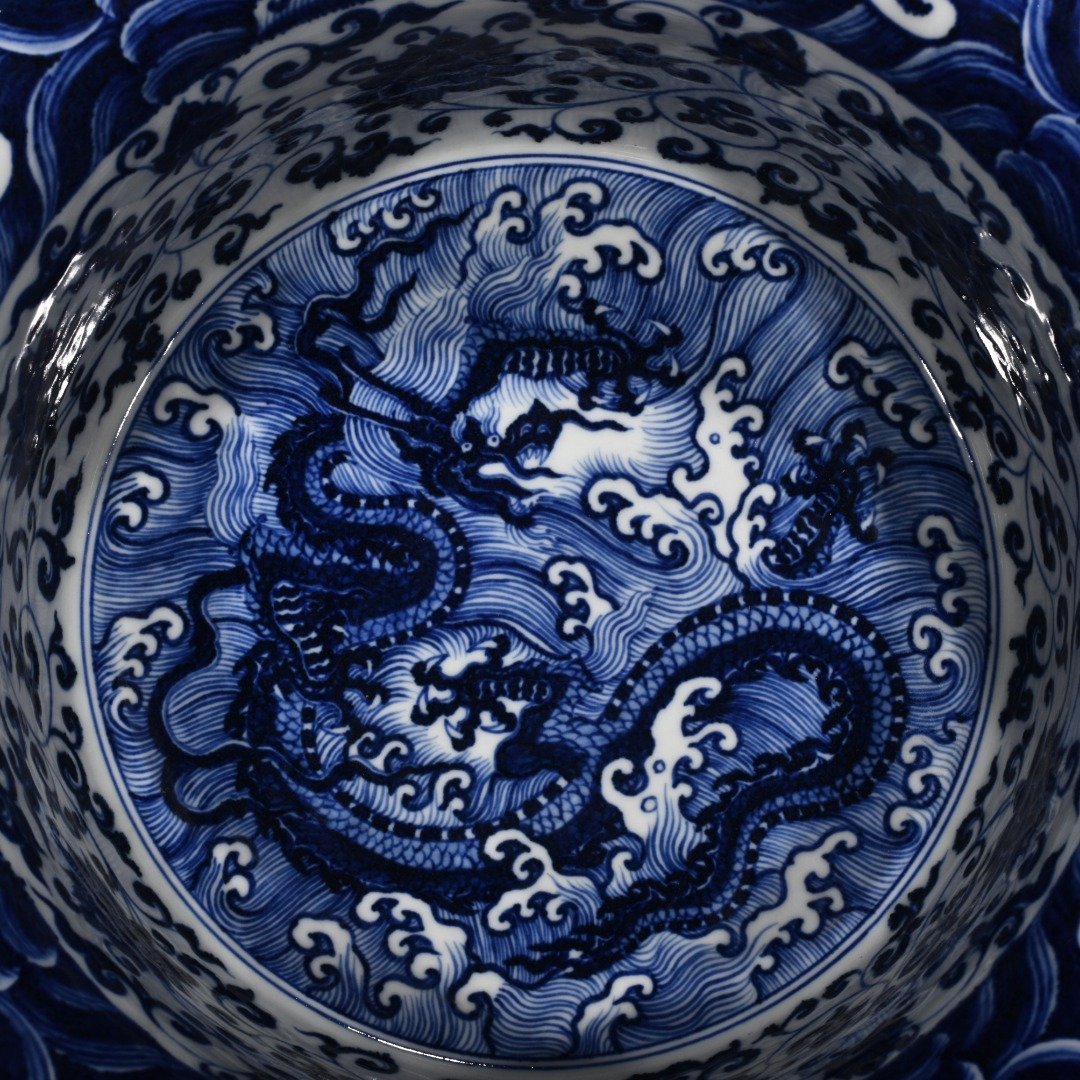 Ming Dynasty Xuande blue and white intertwining flowers seawater dragon pattern folded edge and wash