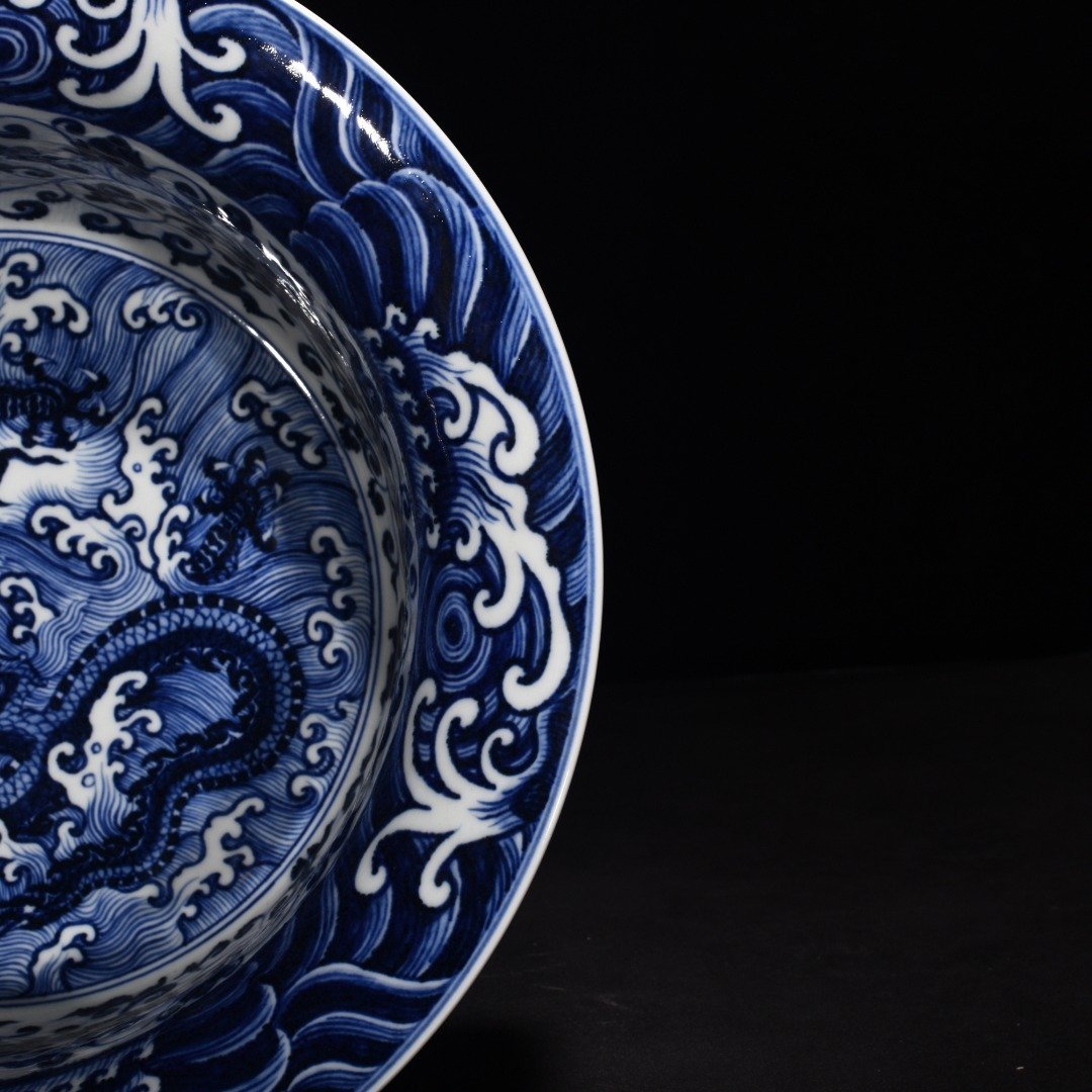 Ming Dynasty Xuande blue and white intertwining flowers seawater dragon pattern folded edge and wash