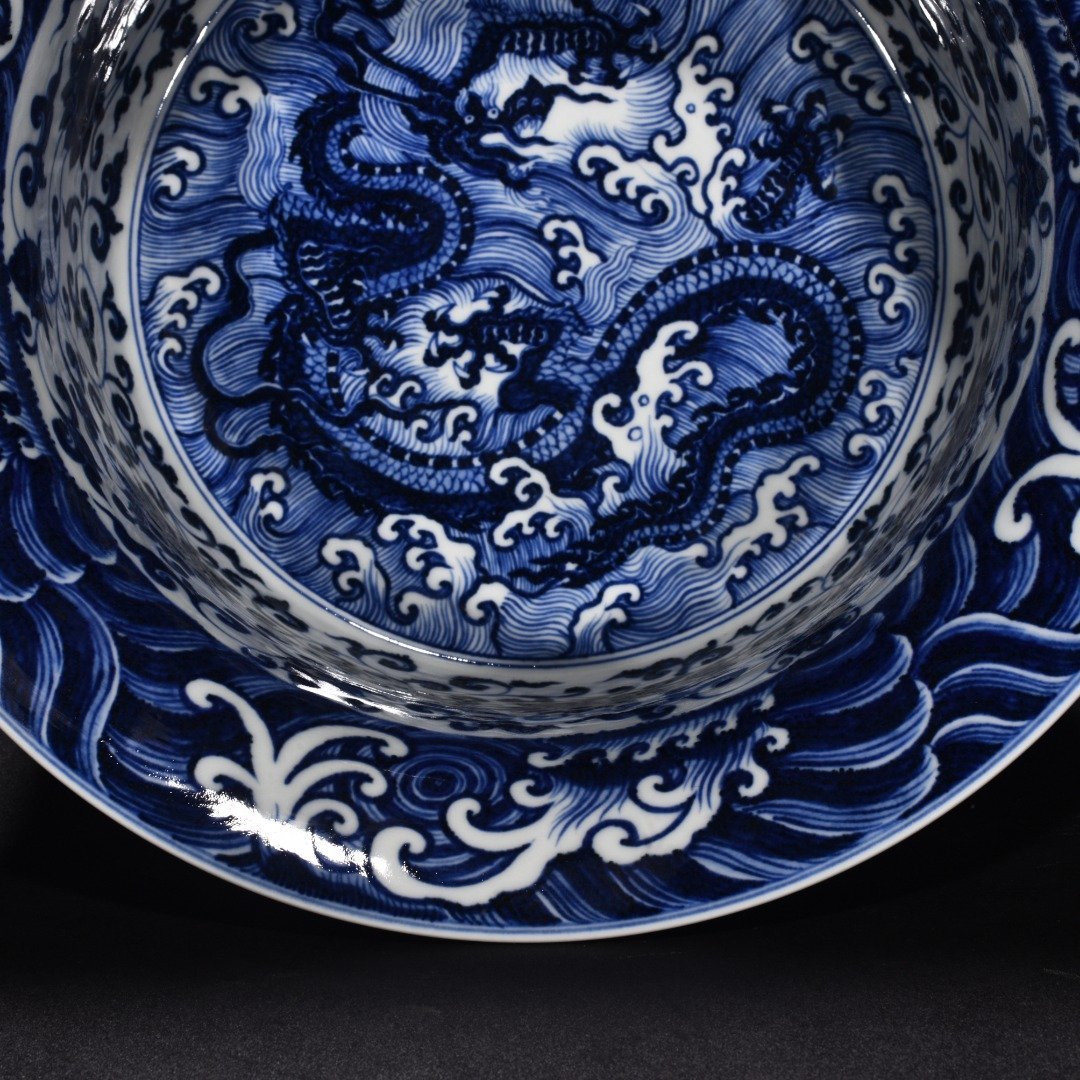 Ming Dynasty Xuande blue and white intertwining flowers seawater dragon pattern folded edge and wash