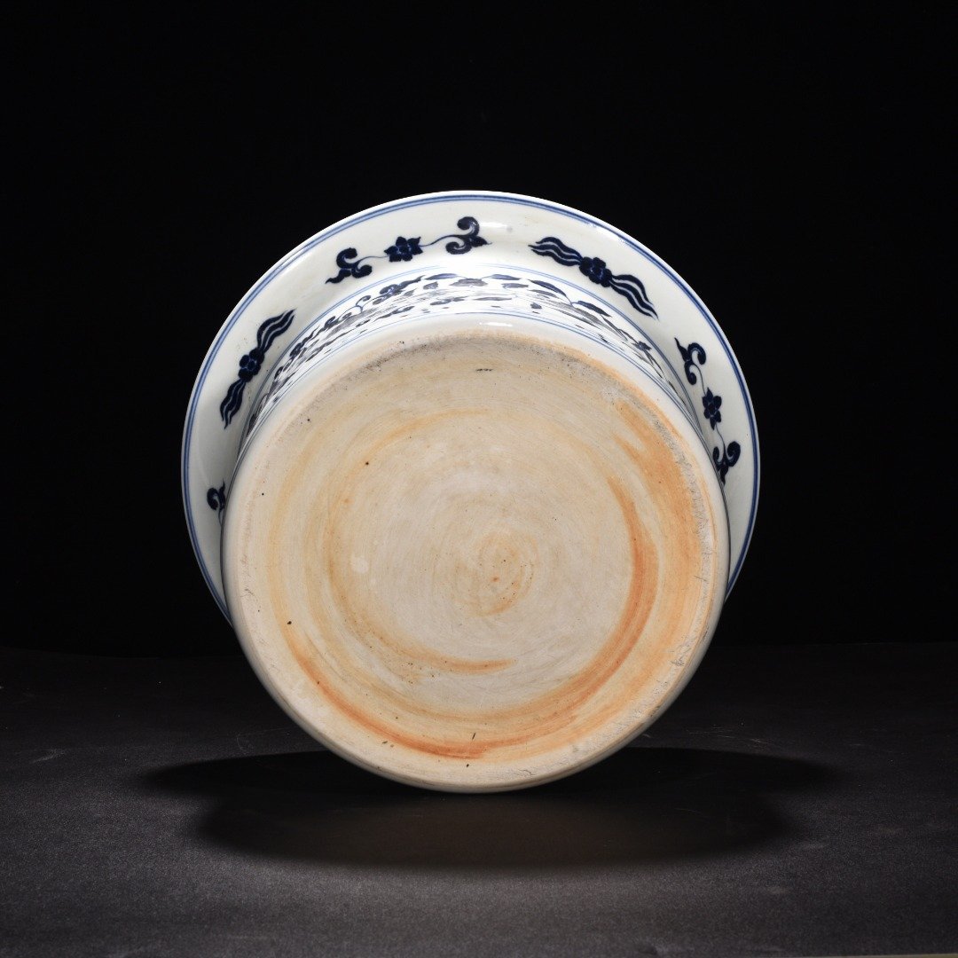 Ming Dynasty Xuande blue and white intertwining flowers seawater dragon pattern folded edge and wash