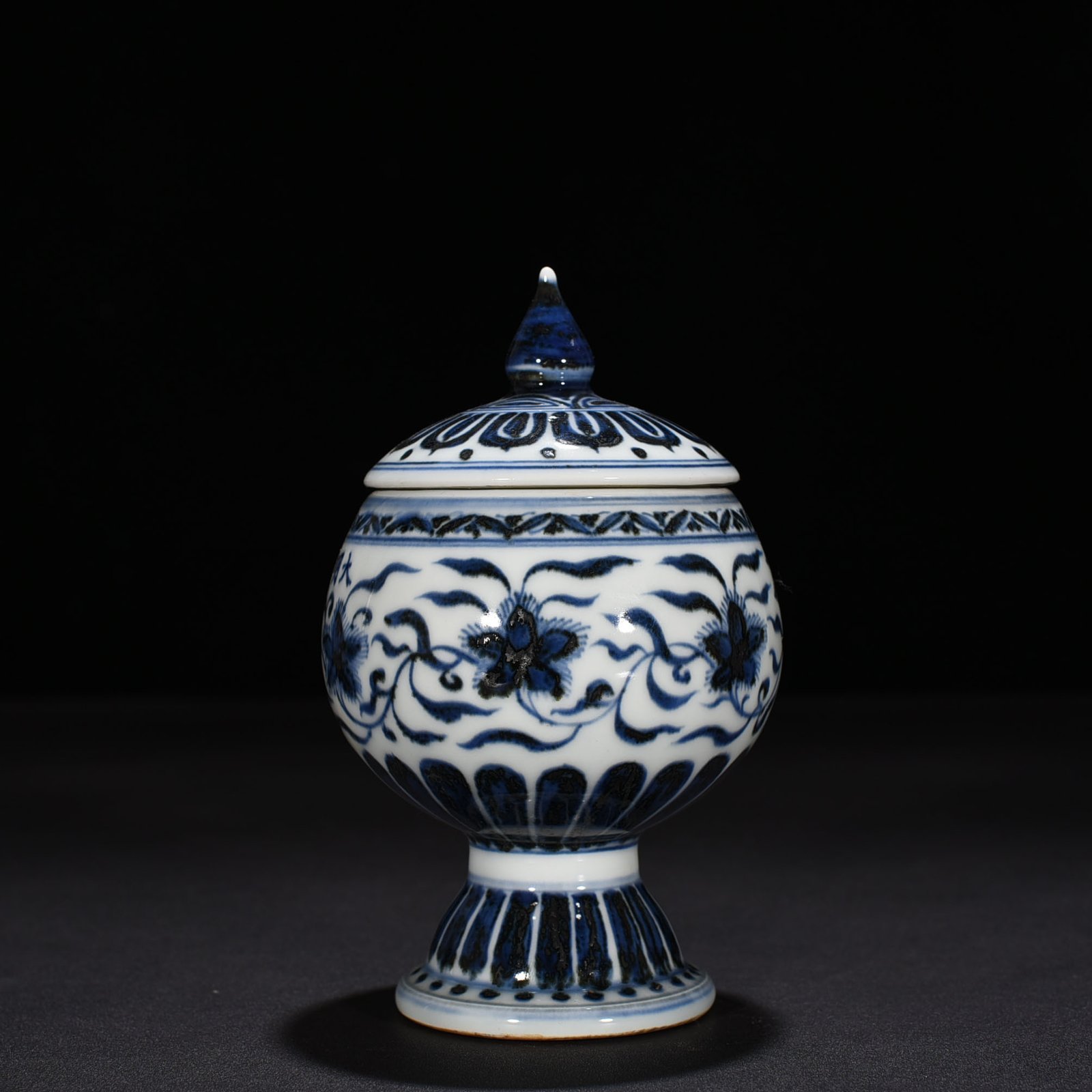 Ming Dynasty Xuande blue and white flower pattern pocket