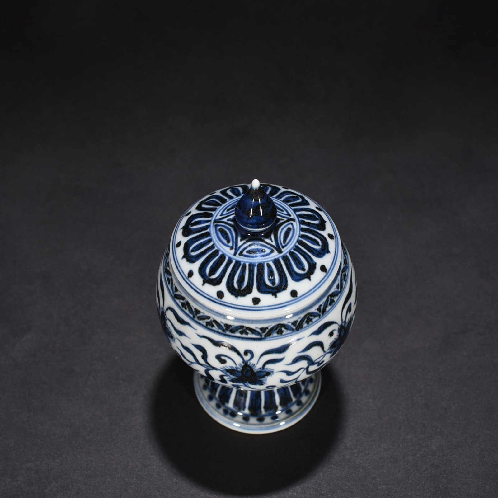 Ming Dynasty Xuande blue and white flower pattern pocket