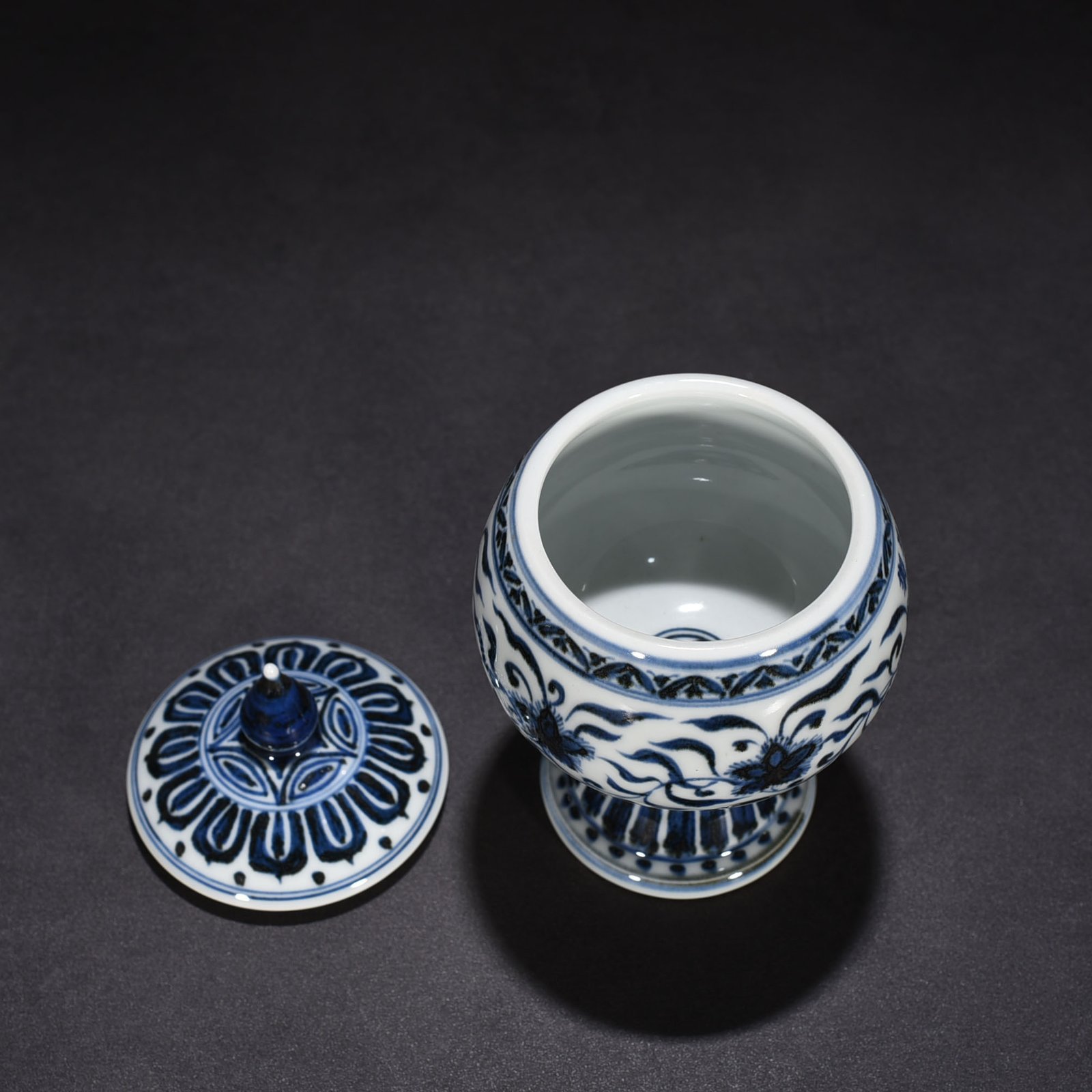 Ming Dynasty Xuande blue and white flower pattern pocket