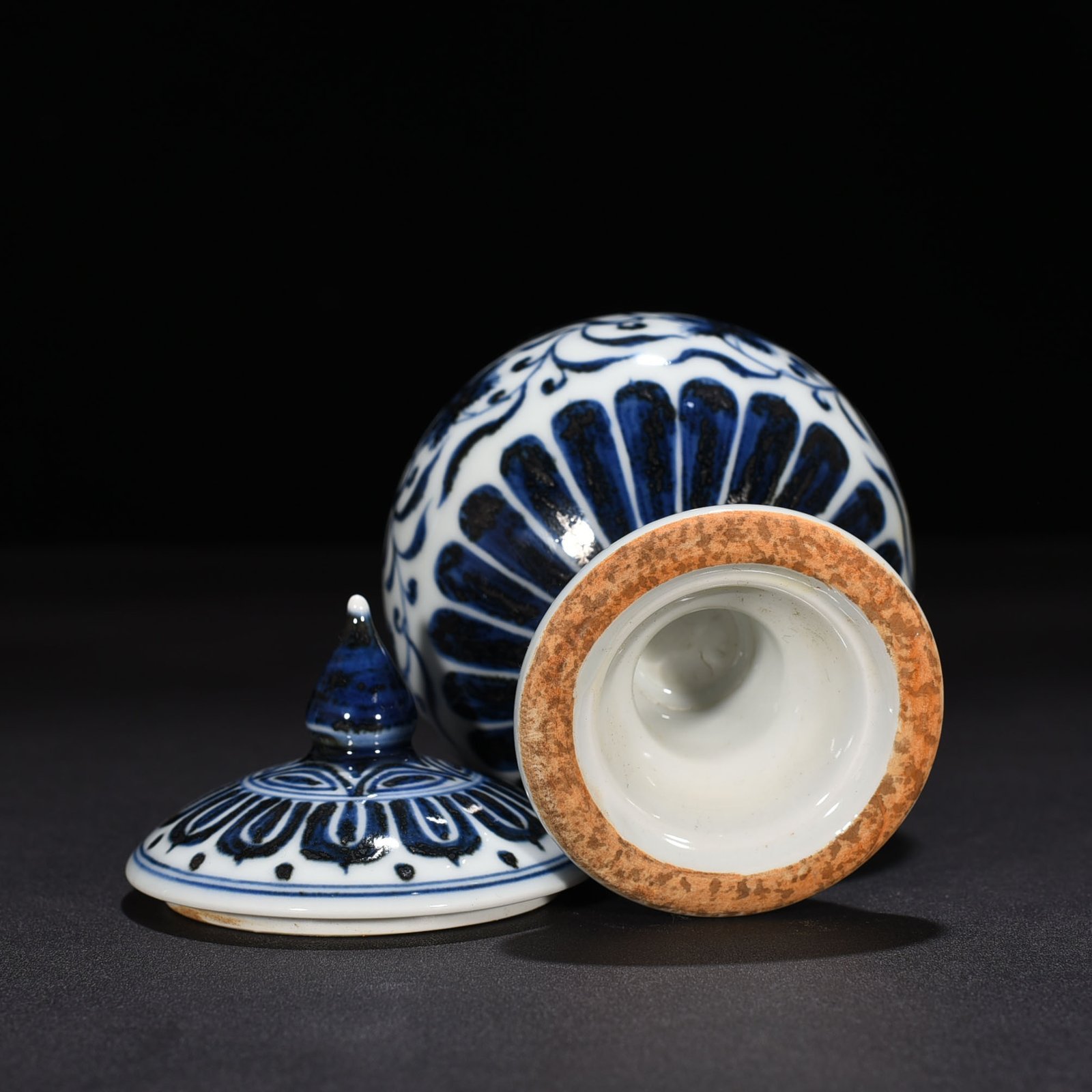 Ming Dynasty Xuande blue and white flower pattern pocket