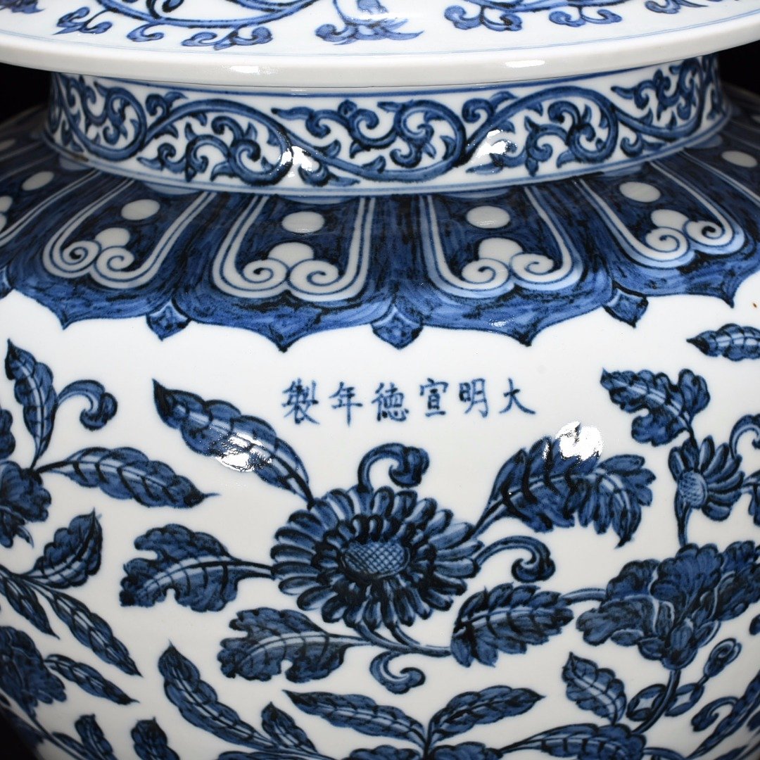 Ming Dynasty Xuande blue and white general jar with intertwining branches and floral patterns