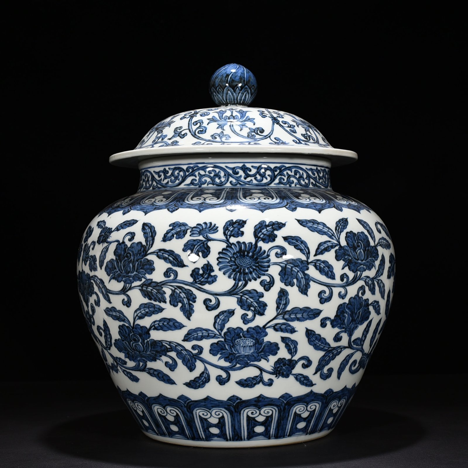 Ming Dynasty Xuande blue and white general jar with intertwining branches and floral patterns