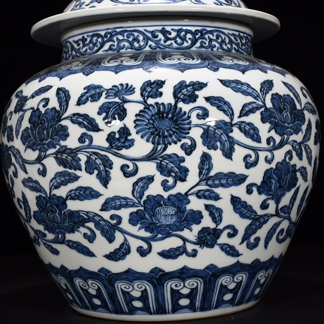 Ming Dynasty Xuande blue and white general jar with intertwining branches and floral patterns