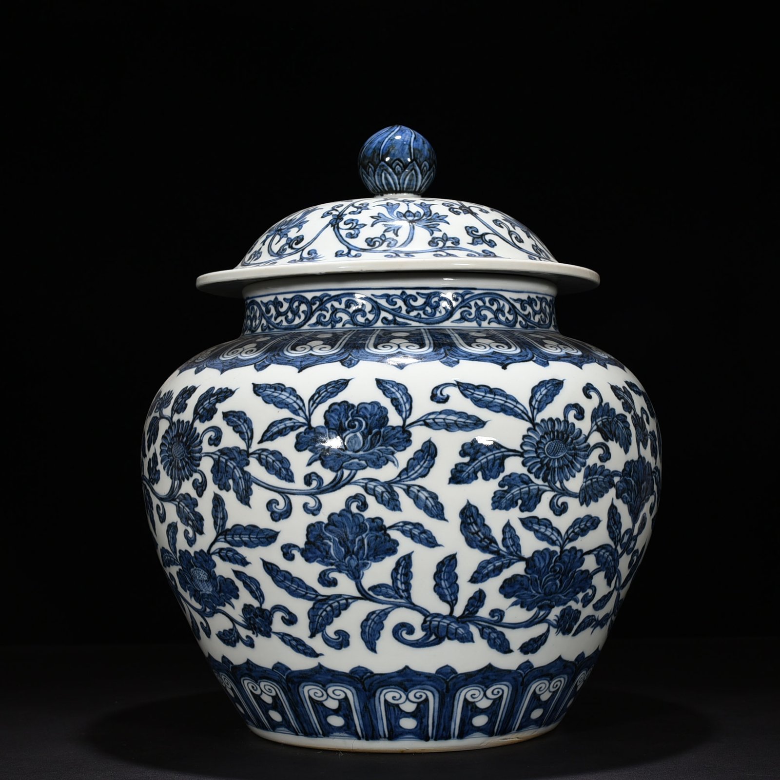 Ming Dynasty Xuande blue and white general jar with intertwining branches and floral patterns