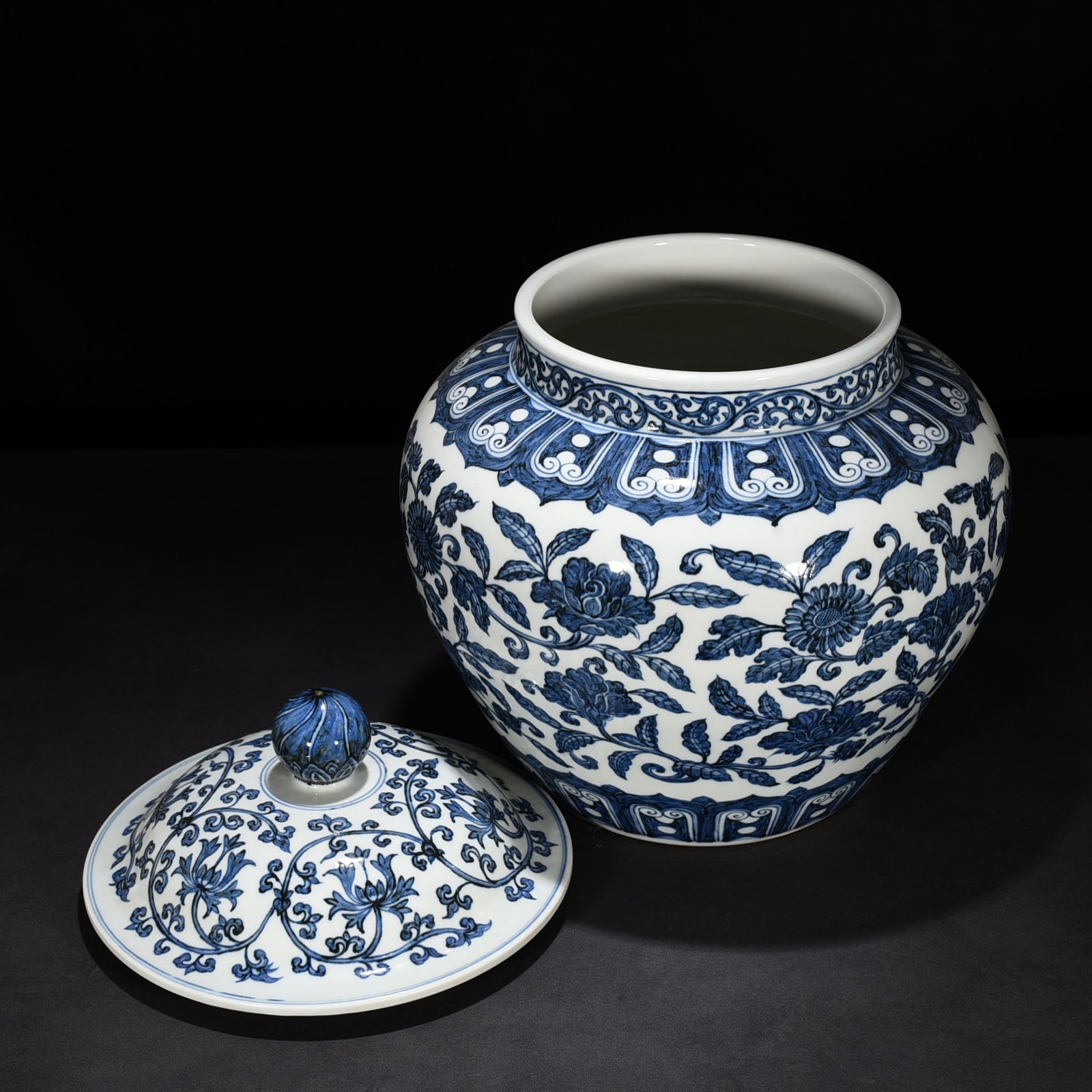 Ming Dynasty Xuande blue and white general jar with intertwining branches and floral patterns