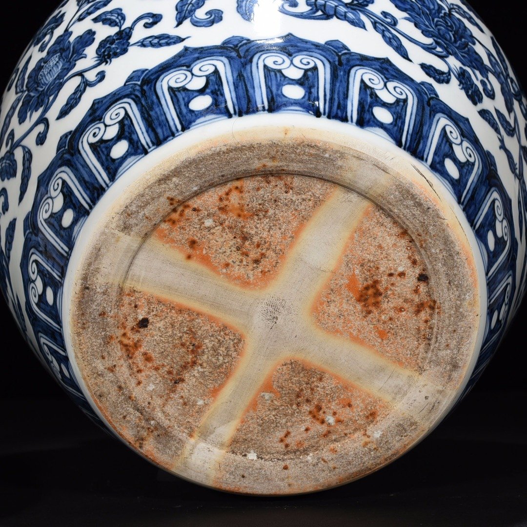 Ming Dynasty Xuande blue and white general jar with intertwining branches and floral patterns
