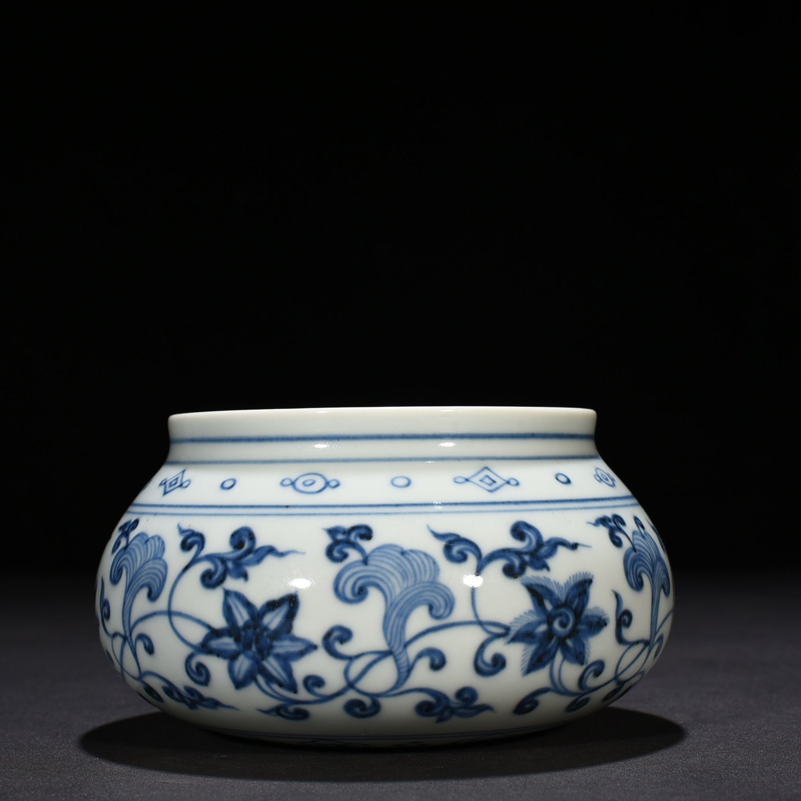 Ming Dynasty Xuande blue and white bowl with intertwining branches and floral patterns