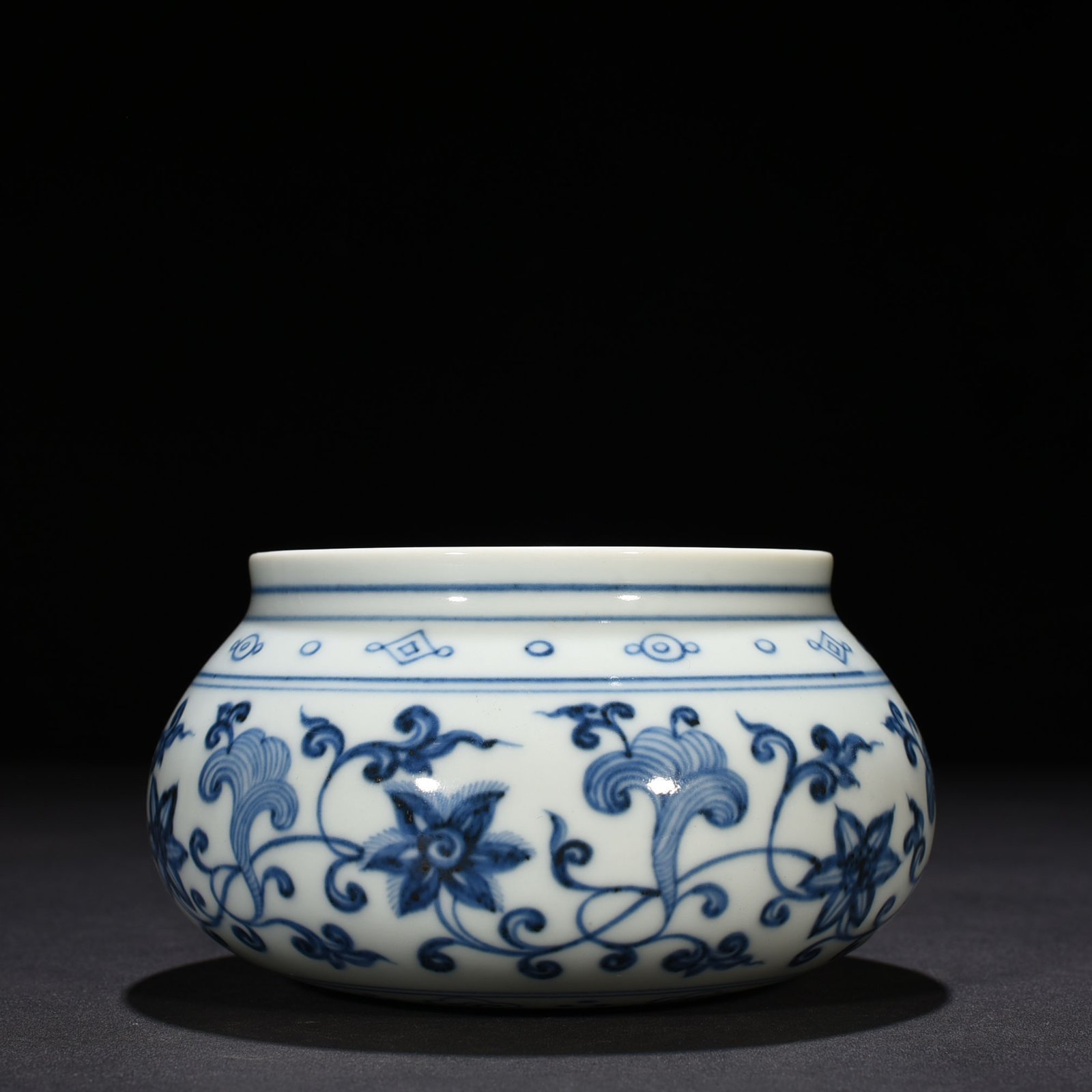 Ming Dynasty Xuande blue and white bowl with intertwining branches and floral patterns