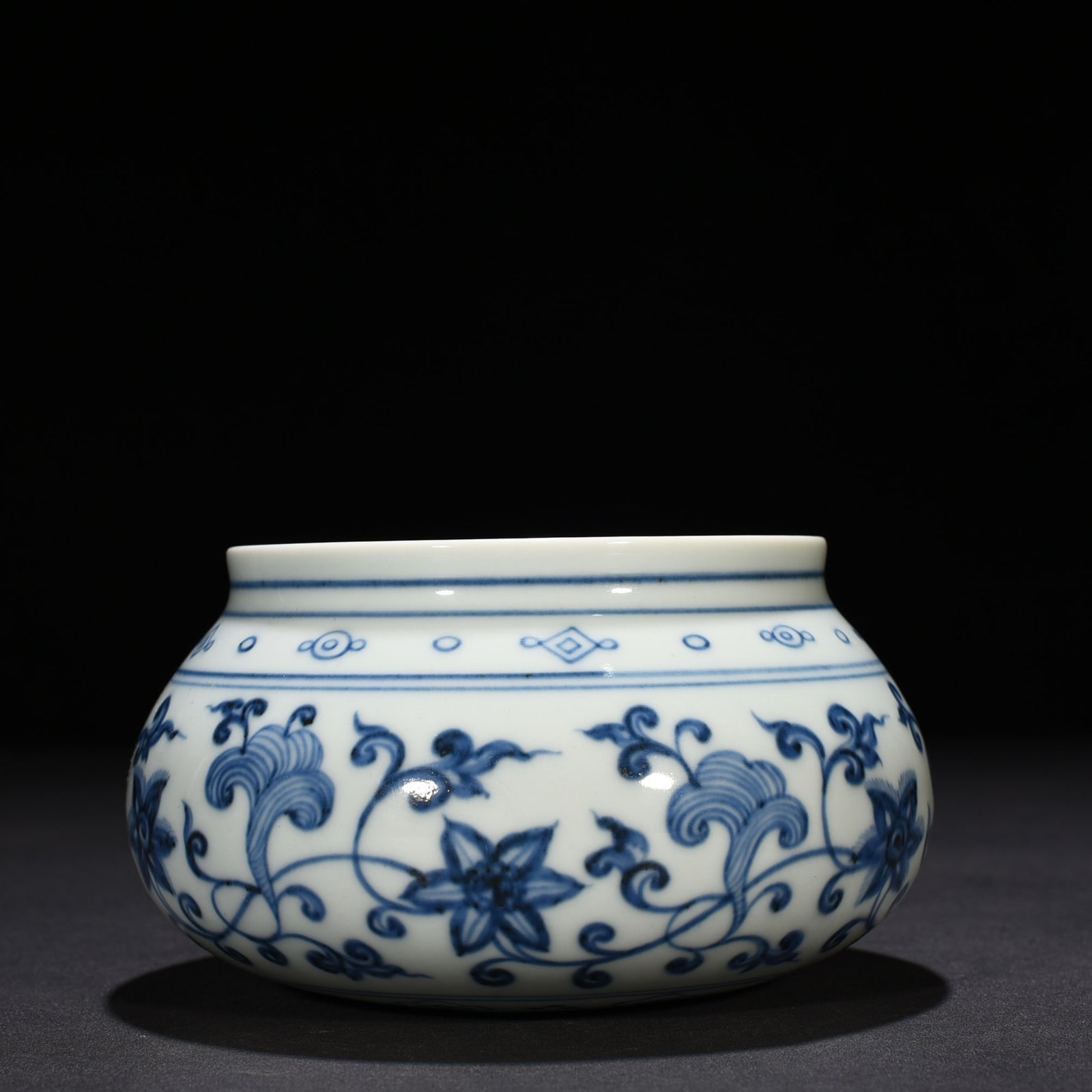 Ming Dynasty Xuande blue and white bowl with intertwining branches and floral patterns