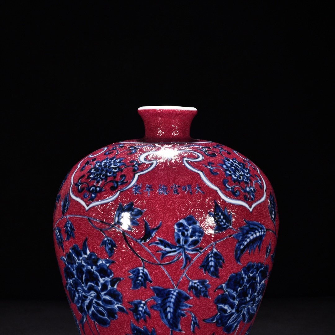 Ming Dynasty Xuande blue and white rouge red rolled flower pattern plum vase