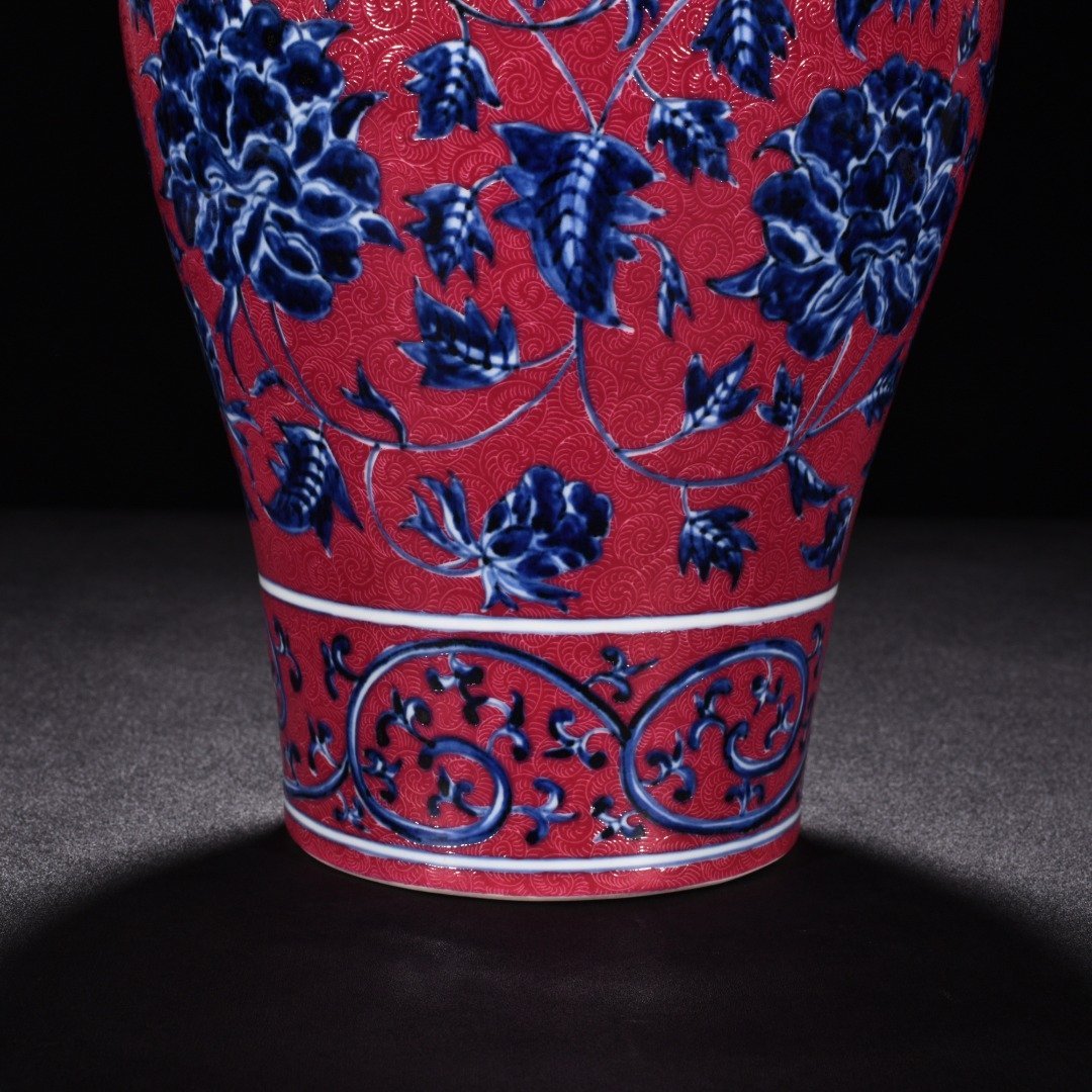Ming Dynasty Xuande blue and white rouge red rolled flower pattern plum vase
