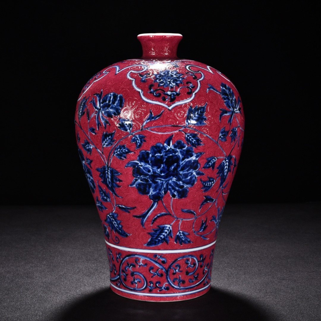 Ming Dynasty Xuande blue and white rouge red rolled flower pattern plum vase