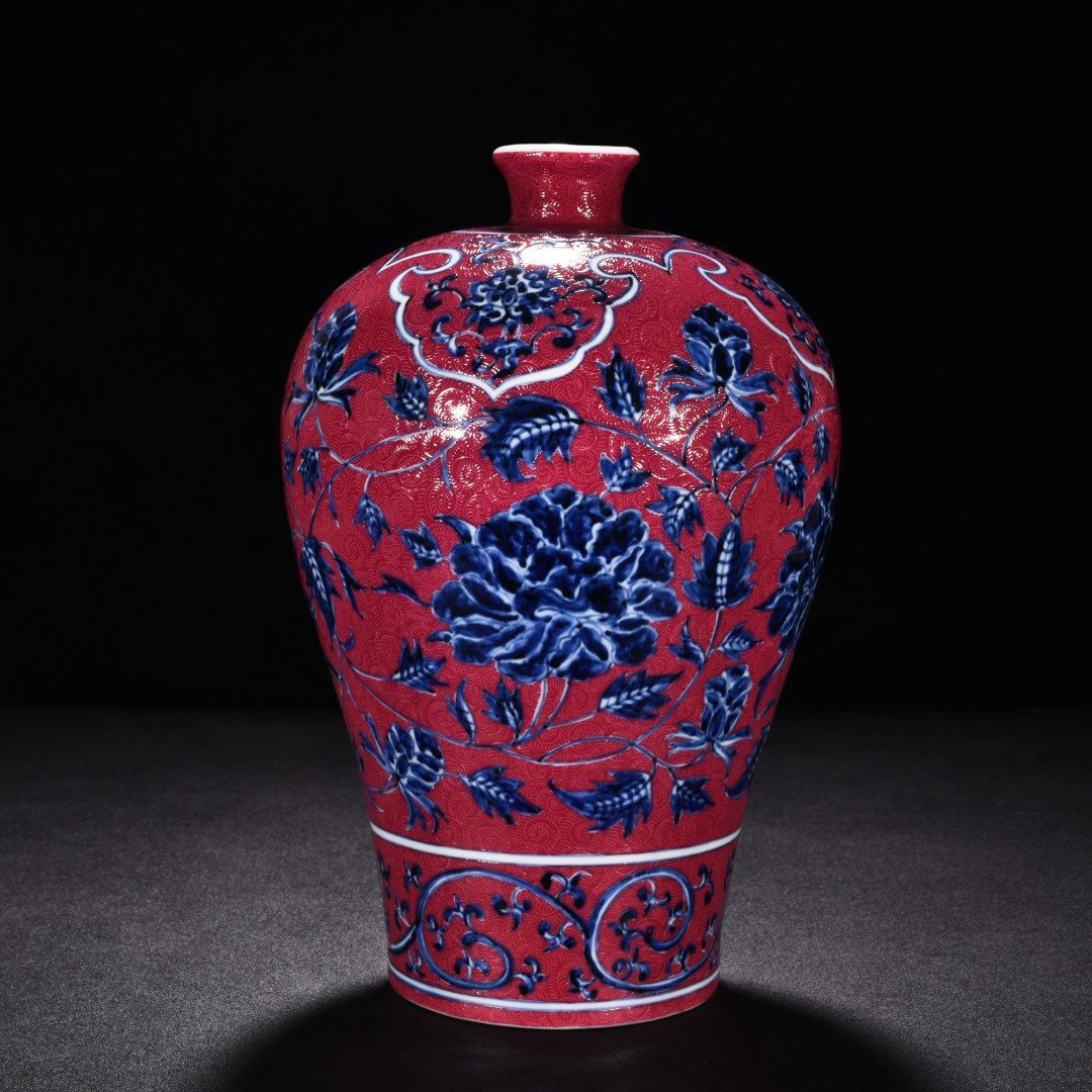 Ming Dynasty Xuande blue and white rouge red rolled flower pattern plum vase