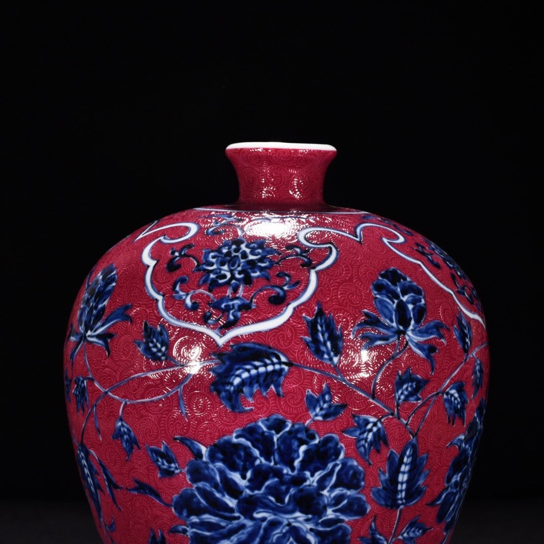 Ming Dynasty Xuande blue and white rouge red rolled flower pattern plum vase