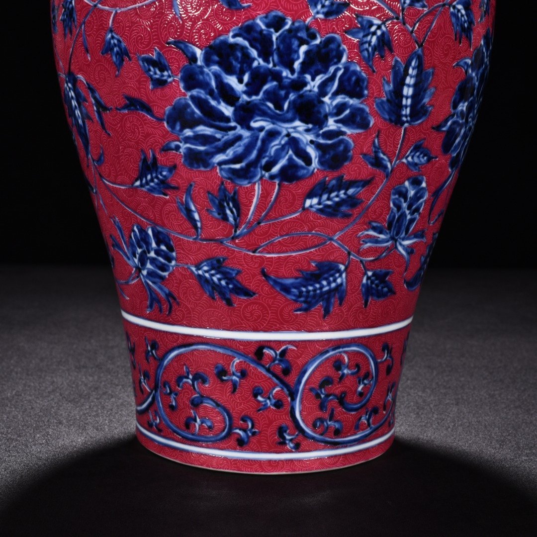 Ming Dynasty Xuande blue and white rouge red rolled flower pattern plum vase